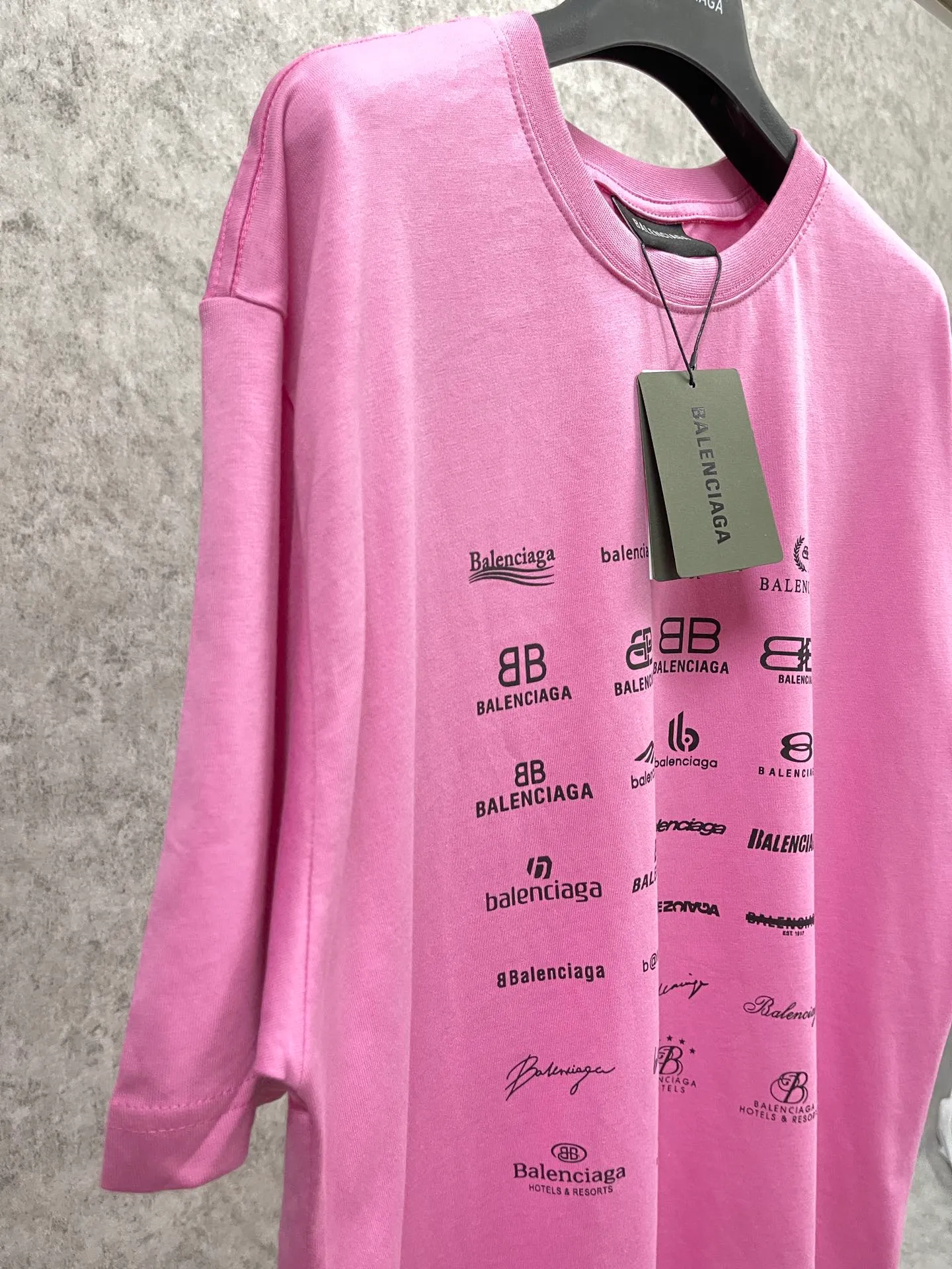 🅿️170 real photos [Top version. Official website quality] BALENCI*GA/Paris BALENCI*GA# 2023 spring and summer new style, printed with classic LOGO collection short-sleeved T-shirt. 2023 spring and summer new product. Brick cabinet synchronization. The fabric is made of Paris ZP custom-woven and dyed 100% cotton double yarn compact cotton. The weight is 260 grams, the cloth surface is clean. The cloth texture is clear. Soft and comfortable. Good color fastness. Not easy to change color. The threads are woven and dyed with no color difference. The printing uses imported environmentally friendly rubber paddles, precision stencils, fine LOGO letters, clear letters, no burrs, and a three-dimensional effect. Restore brick cabinet. The version adopts OS loose shoulder version. Same style for men and women. Code: BL223071 Color: black, beige, pink, smoky gray, white. Size: XS to L