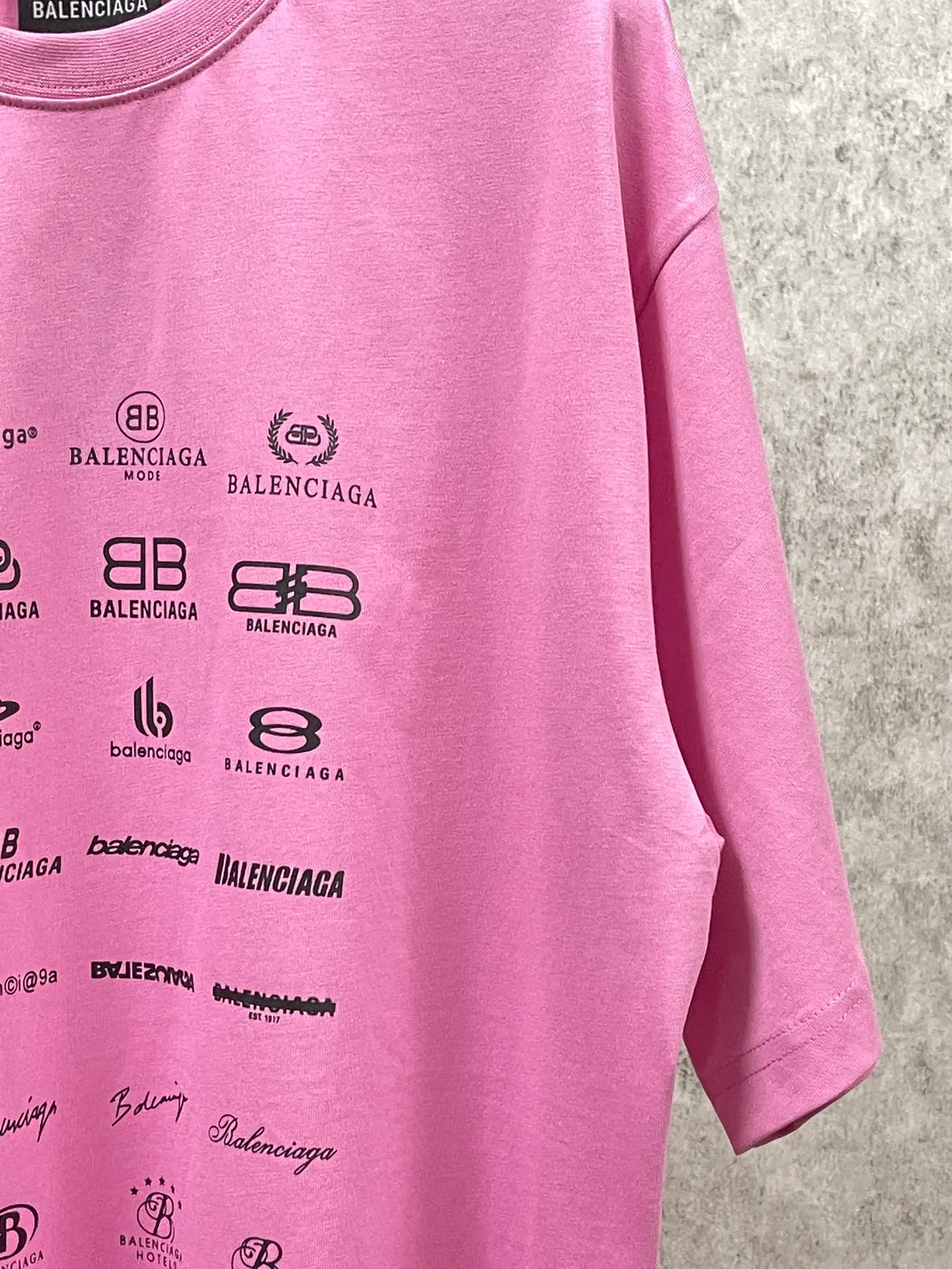 🅿️170 real photos [Top version. Official website quality] BALENCI*GA/Paris BALENCI*GA# 2023 spring and summer new style, printed with classic LOGO collection short-sleeved T-shirt. 2023 spring and summer new product. Brick cabinet synchronization. The fabric is made of Paris ZP custom-woven and dyed 100% cotton double yarn compact cotton. The weight is 260 grams, the cloth surface is clean. The cloth texture is clear. Soft and comfortable. Good color fastness. Not easy to change color. The threads are woven and dyed with no color difference. The printing uses imported environmentally friendly rubber paddles, precision stencils, fine LOGO letters, clear letters, no burrs, and a three-dimensional effect. Restore brick cabinet. The version adopts OS loose shoulder version. Same style for men and women. Code: BL223071 Color: black, beige, pink, smoky gray, white. Size: XS to L