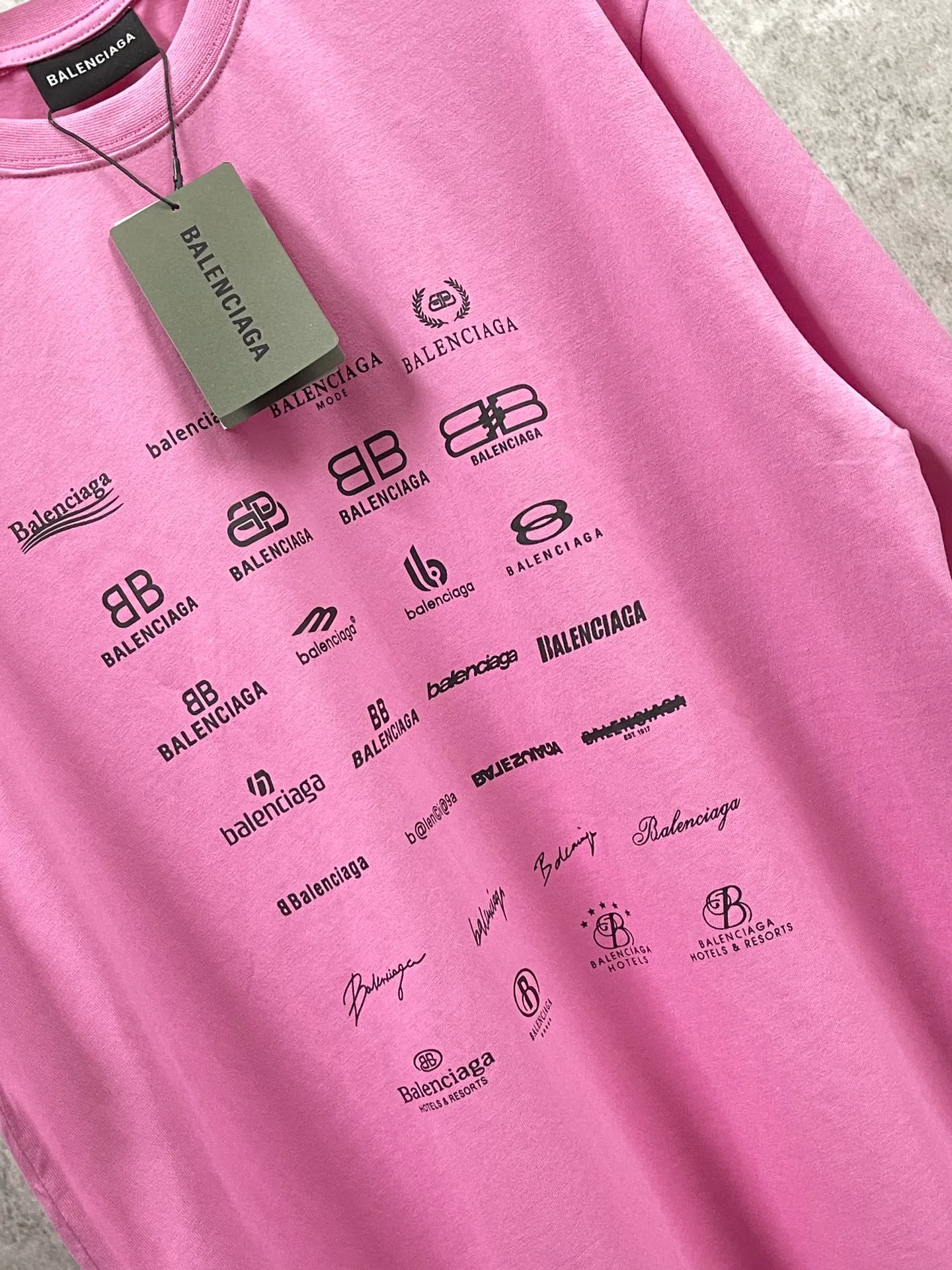 🅿️170 real photos [Top version. Official website quality] BALENCI*GA/Paris BALENCI*GA# 2023 spring and summer new style, printed with classic LOGO collection short-sleeved T-shirt. 2023 spring and summer new product. Brick cabinet synchronization. The fabric is made of Paris ZP custom-woven and dyed 100% cotton double yarn compact cotton. The weight is 260 grams, the cloth surface is clean. The cloth texture is clear. Soft and comfortable. Good color fastness. Not easy to change color. The threads are woven and dyed with no color difference. The printing uses imported environmentally friendly rubber paddles, precision stencils, fine LOGO letters, clear letters, no burrs, and a three-dimensional effect. Restore brick cabinet. The version adopts OS loose shoulder version. Same style for men and women. Code: BL223071 Color: black, beige, pink, smoky gray, white. Size: XS to L