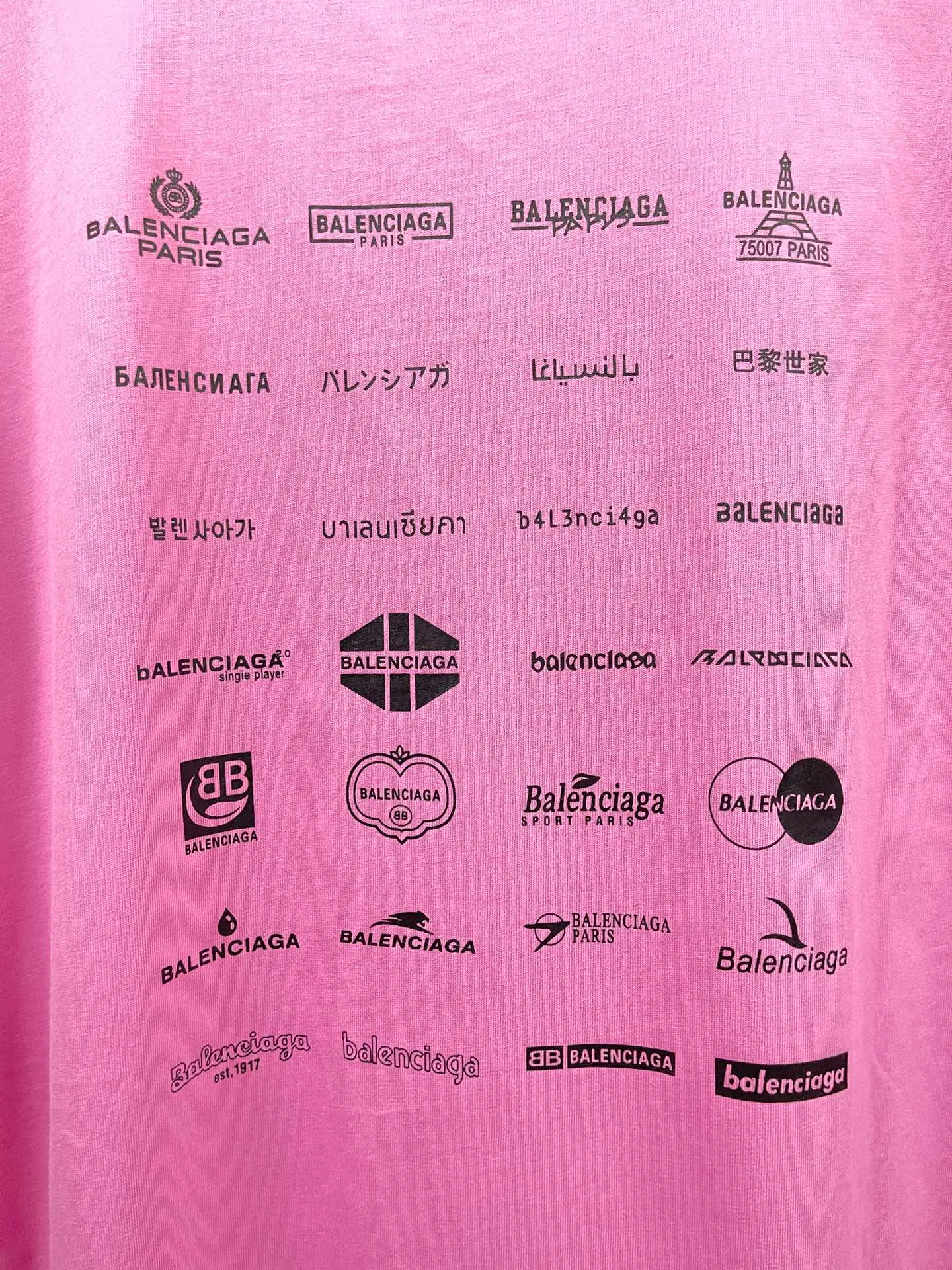 🅿️170 real photos [Top version. Official website quality] BALENCI*GA/Paris BALENCI*GA# 2023 spring and summer new style, printed with classic LOGO collection short-sleeved T-shirt. 2023 spring and summer new product. Brick cabinet synchronization. The fabric is made of Paris ZP custom-woven and dyed 100% cotton double yarn compact cotton. The weight is 260 grams, the cloth surface is clean. The cloth texture is clear. Soft and comfortable. Good color fastness. Not easy to change color. The threads are woven and dyed with no color difference. The printing uses imported environmentally friendly rubber paddles, precision stencils, fine LOGO letters, clear letters, no burrs, and a three-dimensional effect. Restore brick cabinet. The version adopts OS loose shoulder version. Same style for men and women. Code: BL223071 Color: black, beige, pink, smoky gray, white. Size: XS to L