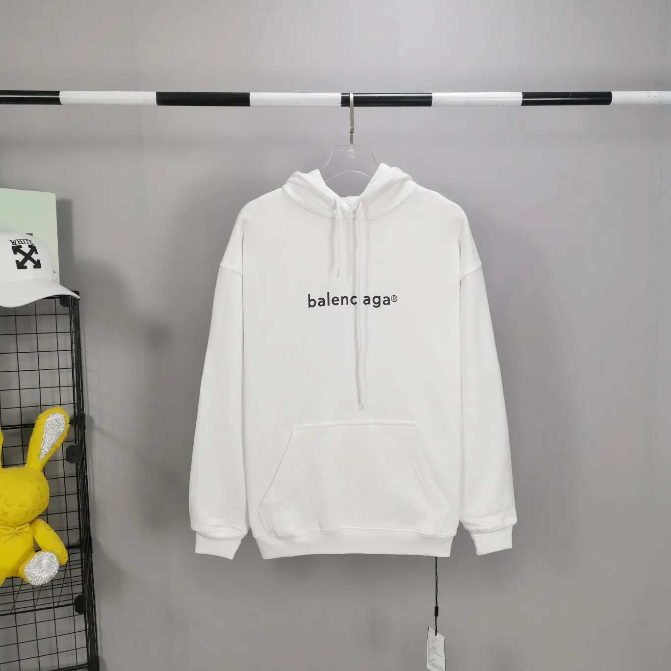 The top tested version of Balenciaga mailbox letter logo pure cotton loose hoodie for men and women in the same style autumn and winter hoodie hooded sweatshirt. A simple basic sweatshirt. A simple sweatshirt that you can fall in love with at first sight. The Blcg mailbox logo on the chest is simple and beautiful. It is operated by an imported elliptical machine, with no burrs and neat alignment! The fabric is made of 480g pure cotton fabric, which is different from the low-end version. The color is also super beautiful. You must get this one! ! ! ! !  Color: black, white, fog blue, khaki, lake green Size: XS-L P:450