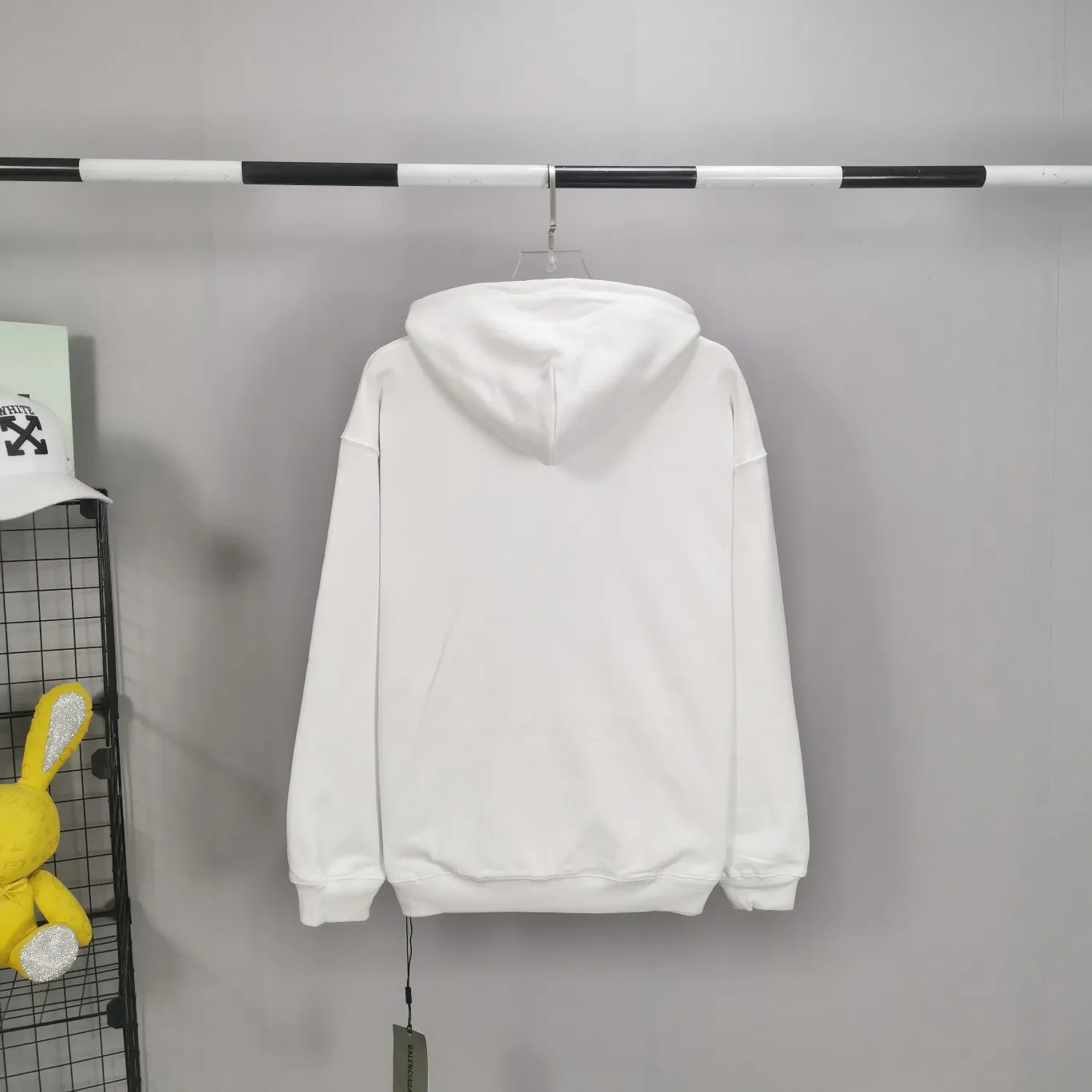 The top tested version of Balenciaga mailbox letter logo pure cotton loose hoodie for men and women in the same style autumn and winter hoodie hooded sweatshirt. A simple basic sweatshirt. A simple sweatshirt that you can fall in love with at first sight. The Blcg mailbox logo on the chest is simple and beautiful. It is operated by an imported elliptical machine, with no burrs and neat alignment! The fabric is made of 480g pure cotton fabric, which is different from the low-end version. The color is also super beautiful. You must get this one! ! ! ! !  Color: black, white, fog blue, khaki, lake green Size: XS-L P:450