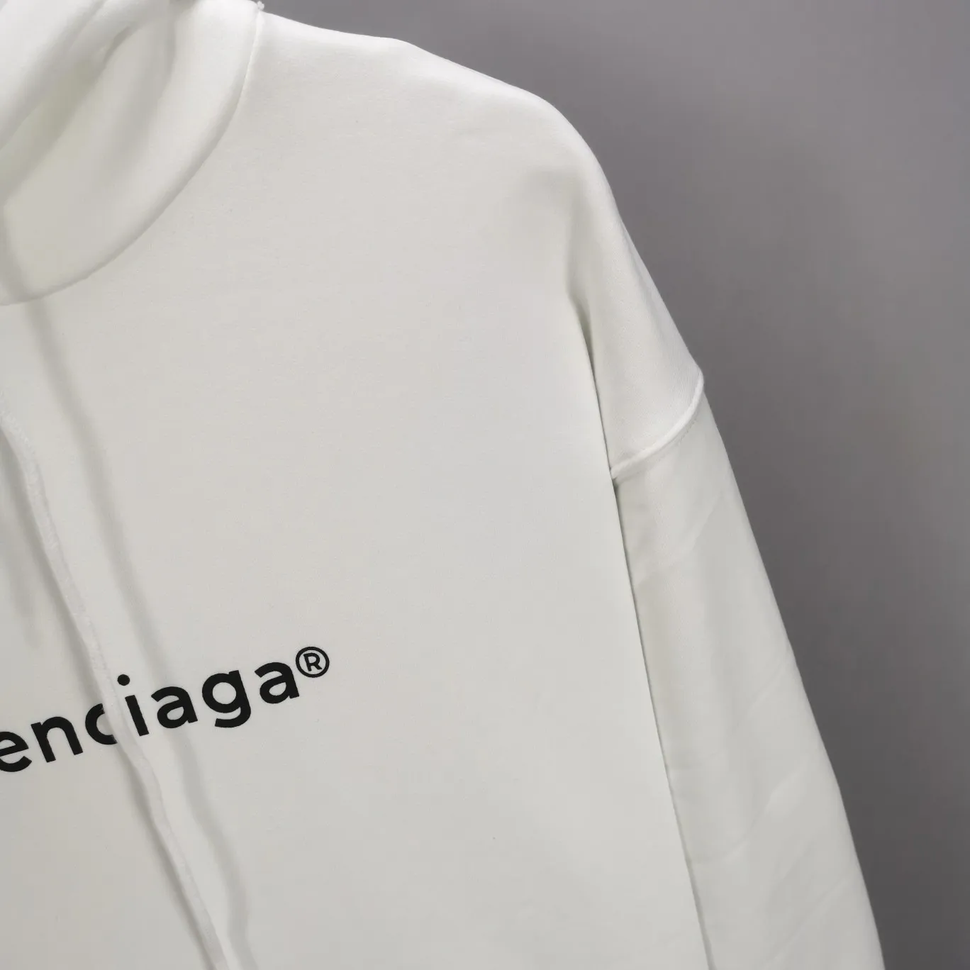 The top tested version of Balenciaga mailbox letter logo pure cotton loose hoodie for men and women in the same style autumn and winter hoodie hooded sweatshirt. A simple basic sweatshirt. A simple sweatshirt that you can fall in love with at first sight. The Blcg mailbox logo on the chest is simple and beautiful. It is operated by an imported elliptical machine, with no burrs and neat alignment! The fabric is made of 480g pure cotton fabric, which is different from the low-end version. The color is also super beautiful. You must get this one! ! ! ! !  Color: black, white, fog blue, khaki, lake green Size: XS-L P:450