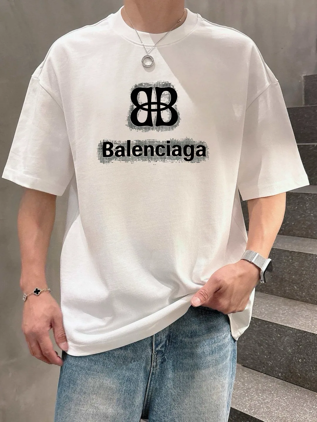 🅿️180 Paris Home 2025 spring and summer new style first counter latest short-sleeved round neck T-shirt, high-end customization, avant-garde and fashionable design! The brand logo emphasizes craftsmanship and is designed with high-end custom fabrics. Soft to the touch. Comfortable to wear. Exquisite stitching at the counter level. Fine workmanship. The upper body effect is incomparably handsome! A must-have item for a stylish man! 😇 Size: S-XXL