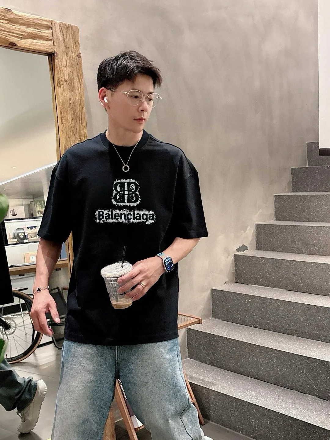 🅿️180 Paris Home 2025 spring and summer new style first counter latest short-sleeved round neck T-shirt, high-end customization, avant-garde and fashionable design! The brand logo emphasizes craftsmanship and is designed with high-end custom fabrics. Soft to the touch. Comfortable to wear. Exquisite stitching at the counter level. Fine workmanship. The upper body effect is incomparably handsome! A must-have item for a stylish man! 😇 Size: S-XXL
