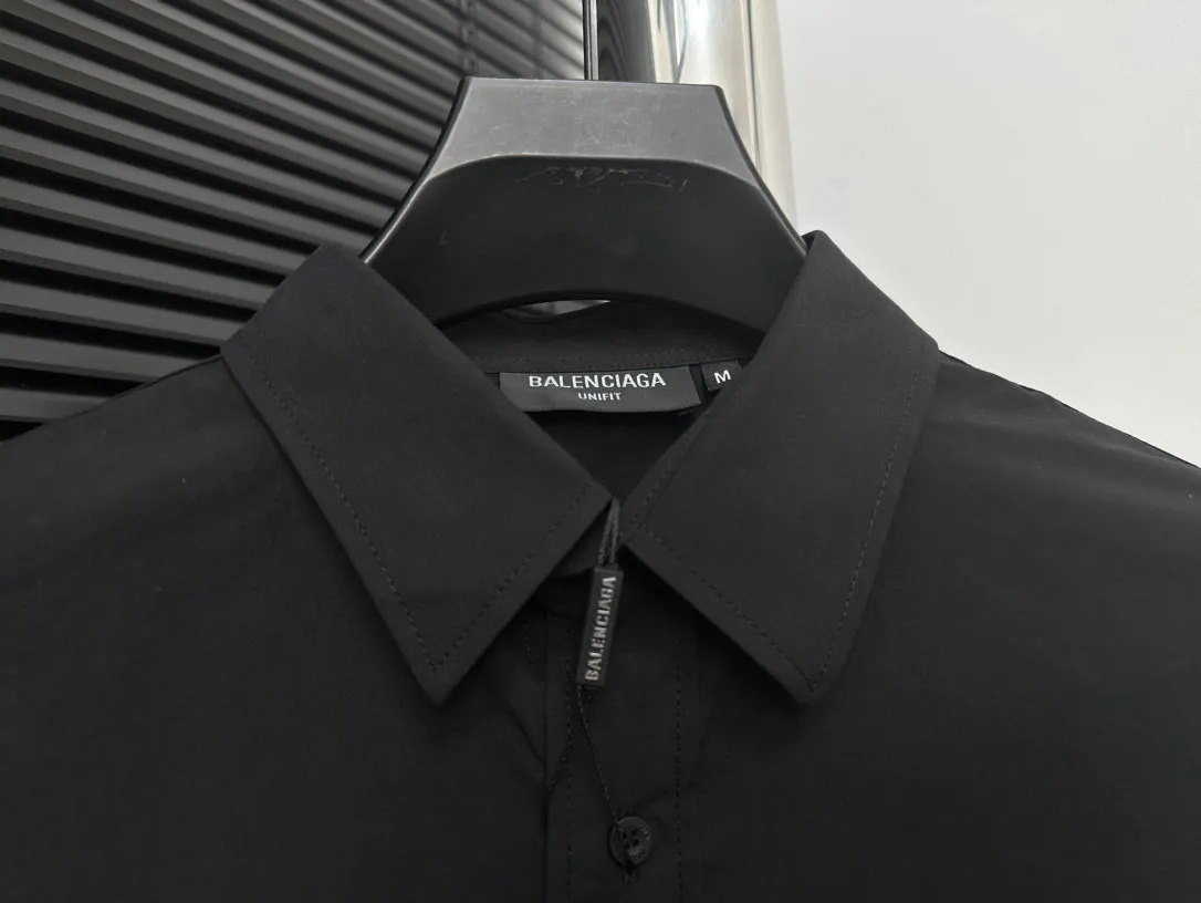 🅿️260 [BALENCIAG*] Paris 24ss early spring new shirt Original molded buttons BALENCIAG& font Imported machine classic LOGO embroidery on pockets Large letters on the back embroidered with up to 120,000 stitches Perfect detail processing 💯 Classic logo iron mark pattern The upper body is super good-looking Same style for men and women Size: S-XL