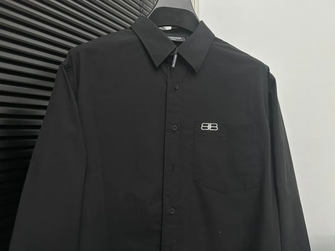 🅿️260 [BALENCIAG*] Paris 24ss early spring new shirt Original molded buttons BALENCIAG& font Imported machine classic LOGO embroidery on pockets Large letters on the back embroidered with up to 120,000 stitches Perfect detail processing 💯 Classic logo iron mark pattern The upper body is super good-looking Same style for men and women Size: S-XL
