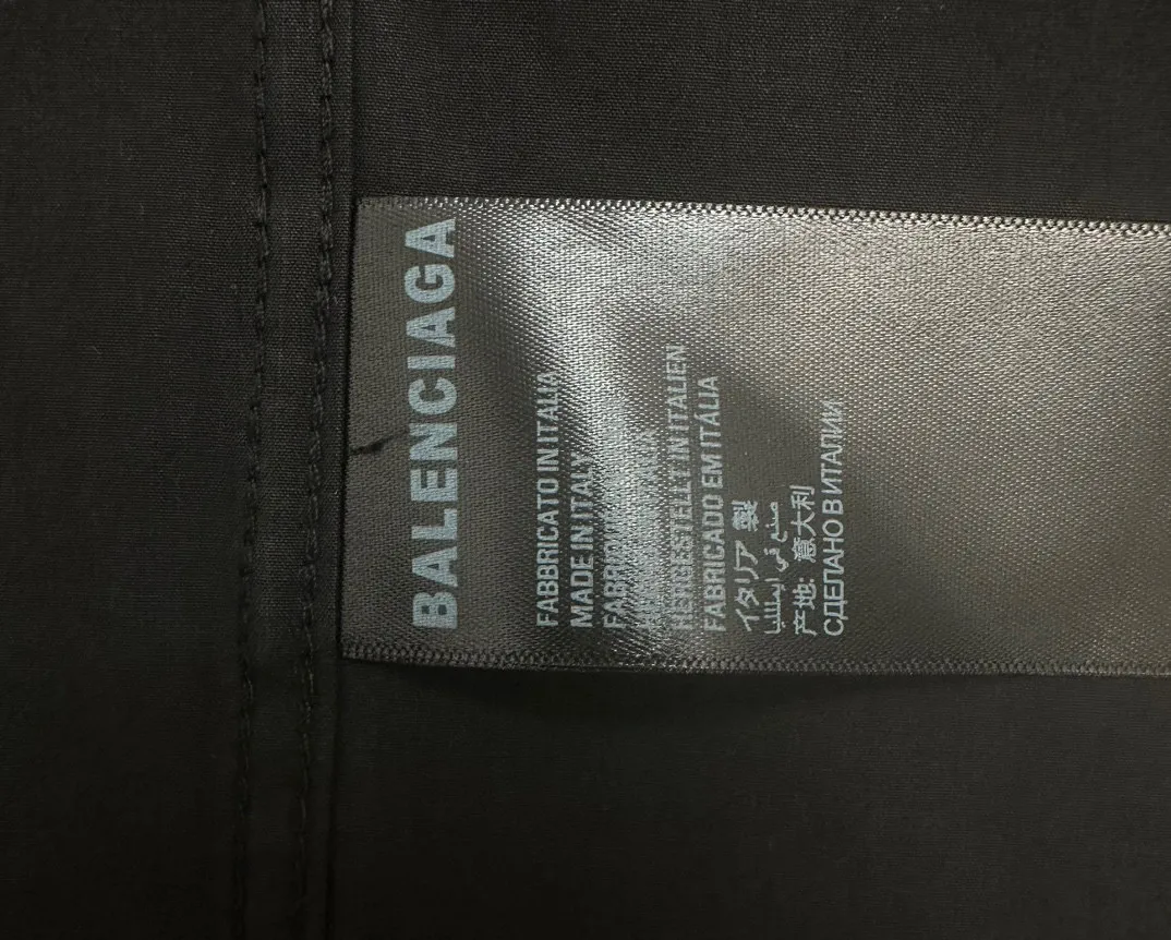 🅿️260 [BALENCIAG*] Paris 24ss early spring new shirt Original molded buttons BALENCIAG& font Imported machine classic LOGO embroidery on pockets Large letters on the back embroidered with up to 120,000 stitches Perfect detail processing 💯 Classic logo iron mark pattern The upper body is super good-looking Same style for men and women Size: S-XL