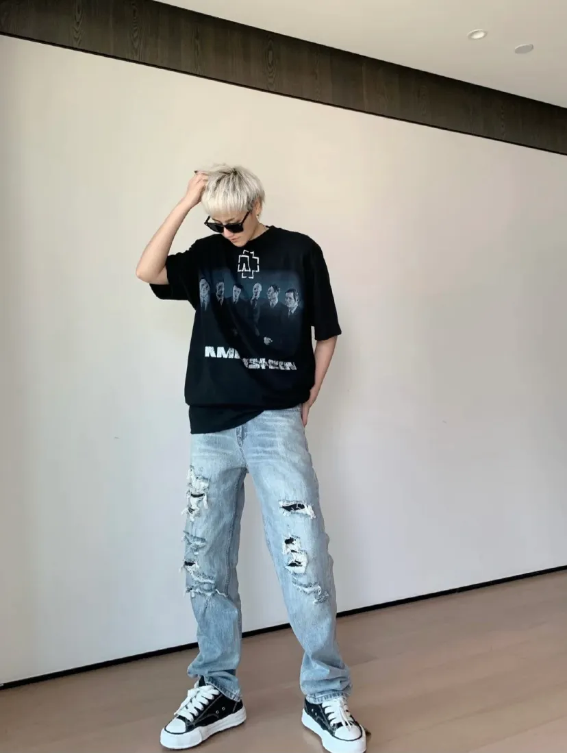 ♻️💯Reference model picture for the upper body❤️The top tested version Balenciaga SS21 Rammstein band short-sleeved T-shirt limited edition Balenciaga Rammstein portrait short-sleeved T-shirt Custom-woven and dyed 280g vulcanized black fabric The weight of the fabric after washing is as high as 300+g/Imported Tajima embroidery The letters are clear/The fried sand process of ready-made clothes makes the fabric slightly white and the whole body is broken. It is so trendy, contemporary, versatile and stylish! /Printing process: Kornit digital printing direct-injection white color is produced at the same time. There are few such machines and technologies in China! It will definitely not fall off. After being soaked in water at 70 degrees for 40 minutes, it did not fall off even after being rubbed with a hand! / The wash labels on the collar are all limited numbers [1-400 numbers] to ensure that each piece of clothing has a different number and is unique! / It takes a full month and a half from getting the sample to the finished product. You can imagine how difficult it is and our original intention. We never waver and must be authentic. Every piece of clothing is only shown to everyone after passing the inspection!  Quantity available, please take advantage of it! This is not just clothes, it is art and pursuit! OverSize version SIZE: XS-L P:270