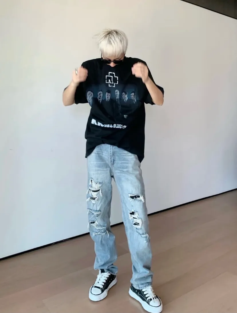 ♻️💯Reference model picture for the upper body❤️The top tested version Balenciaga SS21 Rammstein band short-sleeved T-shirt limited edition Balenciaga Rammstein portrait short-sleeved T-shirt Custom-woven and dyed 280g vulcanized black fabric The weight of the fabric after washing is as high as 300+g/Imported Tajima embroidery The letters are clear/The fried sand process of ready-made clothes makes the fabric slightly white and the whole body is broken. It is so trendy, contemporary, versatile and stylish! /Printing process: Kornit digital printing direct-injection white color is produced at the same time. There are few such machines and technologies in China! It will definitely not fall off. After being soaked in water at 70 degrees for 40 minutes, it did not fall off even after being rubbed with a hand! / The wash labels on the collar are all limited numbers [1-400 numbers] to ensure that each piece of clothing has a different number and is unique! / It takes a full month and a half from getting the sample to the finished product. You can imagine how difficult it is and our original intention. We never waver and must be authentic. Every piece of clothing is only shown to everyone after passing the inspection!  Quantity available, please take advantage of it! This is not just clothes, it is art and pursuit! OverSize version SIZE: XS-L P:270
