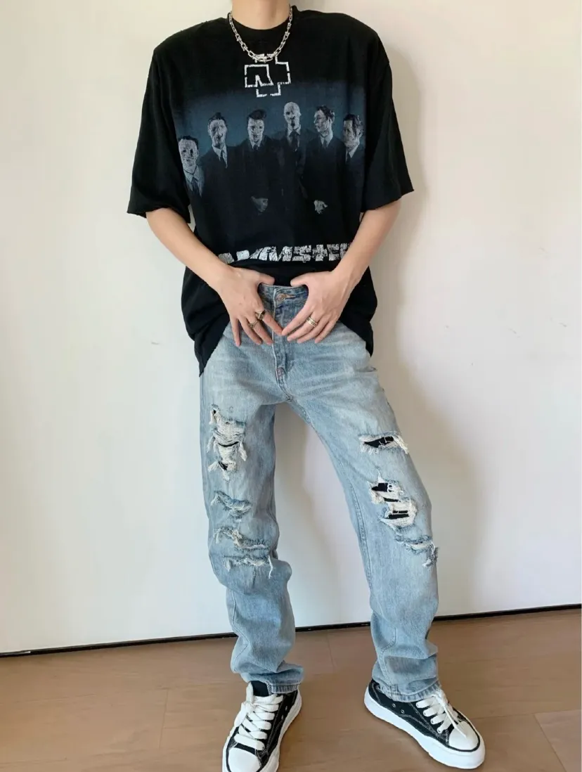 ♻️💯Reference model picture for the upper body❤️The top tested version Balenciaga SS21 Rammstein band short-sleeved T-shirt limited edition Balenciaga Rammstein portrait short-sleeved T-shirt Custom-woven and dyed 280g vulcanized black fabric The weight of the fabric after washing is as high as 300+g/Imported Tajima embroidery The letters are clear/The fried sand process of ready-made clothes makes the fabric slightly white and the whole body is broken. It is so trendy, contemporary, versatile and stylish! /Printing process: Kornit digital printing direct-injection white color is produced at the same time. There are few such machines and technologies in China! It will definitely not fall off. After being soaked in water at 70 degrees for 40 minutes, it did not fall off even after being rubbed with a hand! / The wash labels on the collar are all limited numbers [1-400 numbers] to ensure that each piece of clothing has a different number and is unique! / It takes a full month and a half from getting the sample to the finished product. You can imagine how difficult it is and our original intention. We never waver and must be authentic. Every piece of clothing is only shown to everyone after passing the inspection!  Quantity available, please take advantage of it! This is not just clothes, it is art and pursuit! OverSize version SIZE: XS-L P:270