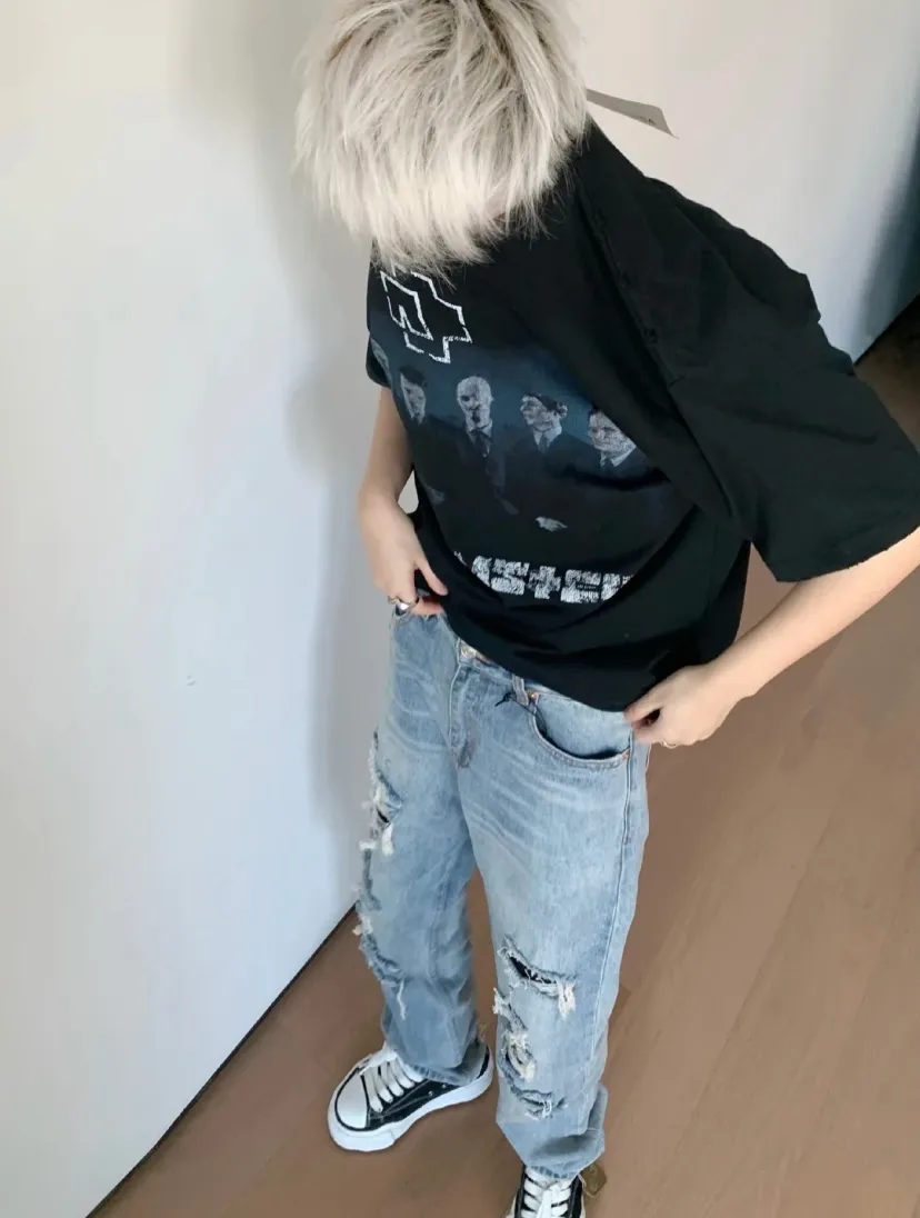 ♻️💯Reference model picture for the upper body❤️The top tested version Balenciaga SS21 Rammstein band short-sleeved T-shirt limited edition Balenciaga Rammstein portrait short-sleeved T-shirt Custom-woven and dyed 280g vulcanized black fabric The weight of the fabric after washing is as high as 300+g/Imported Tajima embroidery The letters are clear/The fried sand process of ready-made clothes makes the fabric slightly white and the whole body is broken. It is so trendy, contemporary, versatile and stylish! /Printing process: Kornit digital printing direct-injection white color is produced at the same time. There are few such machines and technologies in China! It will definitely not fall off. After being soaked in water at 70 degrees for 40 minutes, it did not fall off even after being rubbed with a hand! / The wash labels on the collar are all limited numbers [1-400 numbers] to ensure that each piece of clothing has a different number and is unique! / It takes a full month and a half from getting the sample to the finished product. You can imagine how difficult it is and our original intention. We never waver and must be authentic. Every piece of clothing is only shown to everyone after passing the inspection!  Quantity available, please take advantage of it! This is not just clothes, it is art and pursuit! OverSize version SIZE: XS-L P:270