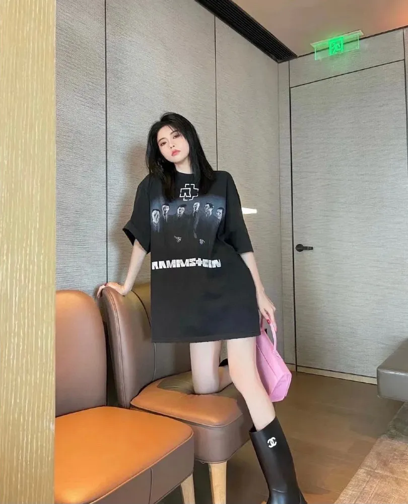 ♻️💯Reference model picture for the upper body❤️The top tested version Balenciaga SS21 Rammstein band short-sleeved T-shirt limited edition Balenciaga Rammstein portrait short-sleeved T-shirt Custom-woven and dyed 280g vulcanized black fabric The weight of the fabric after washing is as high as 300+g/Imported Tajima embroidery The letters are clear/The fried sand process of ready-made clothes makes the fabric slightly white and the whole body is broken. It is so trendy, contemporary, versatile and stylish! /Printing process: Kornit digital printing direct-injection white color is produced at the same time. There are few such machines and technologies in China! It will definitely not fall off. After being soaked in water at 70 degrees for 40 minutes, it did not fall off even after being rubbed with a hand! / The wash labels on the collar are all limited numbers [1-400 numbers] to ensure that each piece of clothing has a different number and is unique! / It takes a full month and a half from getting the sample to the finished product. You can imagine how difficult it is and our original intention. We never waver and must be authentic. Every piece of clothing is only shown to everyone after passing the inspection!  Quantity available, please take advantage of it! This is not just clothes, it is art and pursuit! OverSize version SIZE: XS-L P:270