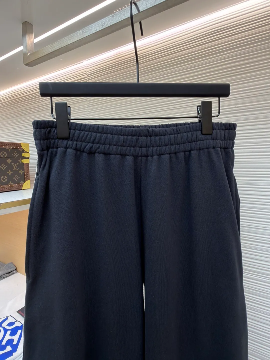 Balenciaga side webbing trousers ●Original version: Purchased and developed by 7858 ●Item number: 1682188-A95 ●Fabric: cotton fabric ●Technology: printing production ●Color: black ●Version: loose fit ●Weight: about 745 grams ●Size: XS-S-M-L ●Description: This black casual trousers with side straps shows ingenuity in craftsmanship. The trousers are made of high-density twill knitted fabric, which has undergone pre-shrunk treatment and high-temperature shaping process to ensure that the fabric is not easy to pill, deform and has an outstanding drape feeling. It also has good breathability and anti-wrinkle properties. The waist is designed with a high-elastic spandex drawstring, which is reinforced through precise four-line seaming technology. The drawstring perforations are equipped with metal air holes, which not only improves durability but also adds detailed texture. The side decorative belt is a custom-made jacquard webbing, woven with 72 stitches of high-density on a computerized jacquard machine. The pattern texture is clear and three-dimensional. The webbing and the trousers are spliced ​​together through a flat car synchronous sewing process. The stitches are even and fine and the spacing is controlled within 0.8cm, eliminating jumpers and off-thread problems. The trouser legs are hemmed using a seamless process and are reinforced with inner linings. The overall tailoring follows ergonomics and uses three-dimensional tailoring technology to make the trousers fit the body shape. Each process undergoes three quality control inspections. From fabric cutting to finished product sewing, dimensional accuracy and process details are strictly controlled throughout the process to create casual trousers with both texture and practical wearability. The overall wiring is straight and delicate, the fabric is comfortable and soft, and the color is consistent without color difference. It can be matched with the same style to create a fashionable look and control various occasions. Customized accessories, complete with three standards, same style for men and women!