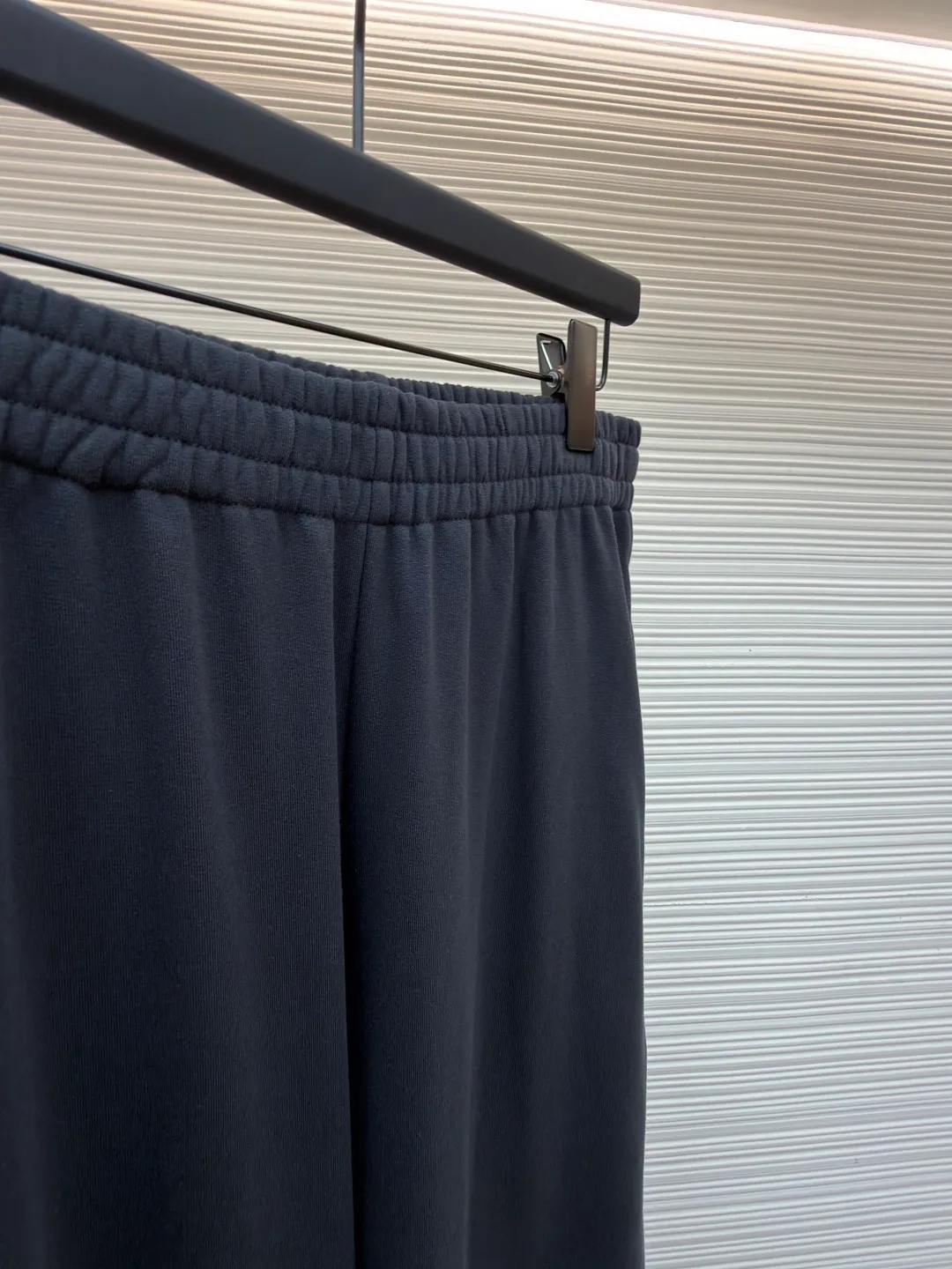 Balenciaga side webbing trousers ●Original version: Purchased and developed by 7858 ●Item number: 1682188-A95 ●Fabric: cotton fabric ●Technology: printing production ●Color: black ●Version: loose fit ●Weight: about 745 grams ●Size: XS-S-M-L ●Description: This black casual trousers with side straps shows ingenuity in craftsmanship. The trousers are made of high-density twill knitted fabric, which has undergone pre-shrunk treatment and high-temperature shaping process to ensure that the fabric is not easy to pill, deform and has an outstanding drape feeling. It also has good breathability and anti-wrinkle properties. The waist is designed with a high-elastic spandex drawstring, which is reinforced through precise four-line seaming technology. The drawstring perforations are equipped with metal air holes, which not only improves durability but also adds detailed texture. The side decorative belt is a custom-made jacquard webbing, woven with 72 stitches of high-density on a computerized jacquard machine. The pattern texture is clear and three-dimensional. The webbing and the trousers are spliced ​​together through a flat car synchronous sewing process. The stitches are even and fine and the spacing is controlled within 0.8cm, eliminating jumpers and off-thread problems. The trouser legs are hemmed using a seamless process and are reinforced with inner linings. The overall tailoring follows ergonomics and uses three-dimensional tailoring technology to make the trousers fit the body shape. Each process undergoes three quality control inspections. From fabric cutting to finished product sewing, dimensional accuracy and process details are strictly controlled throughout the process to create casual trousers with both texture and practical wearability. The overall wiring is straight and delicate, the fabric is comfortable and soft, and the color is consistent without color difference. It can be matched with the same style to create a fashionable look and control various occasions. Customized accessories, complete with three standards, same style for men and women!