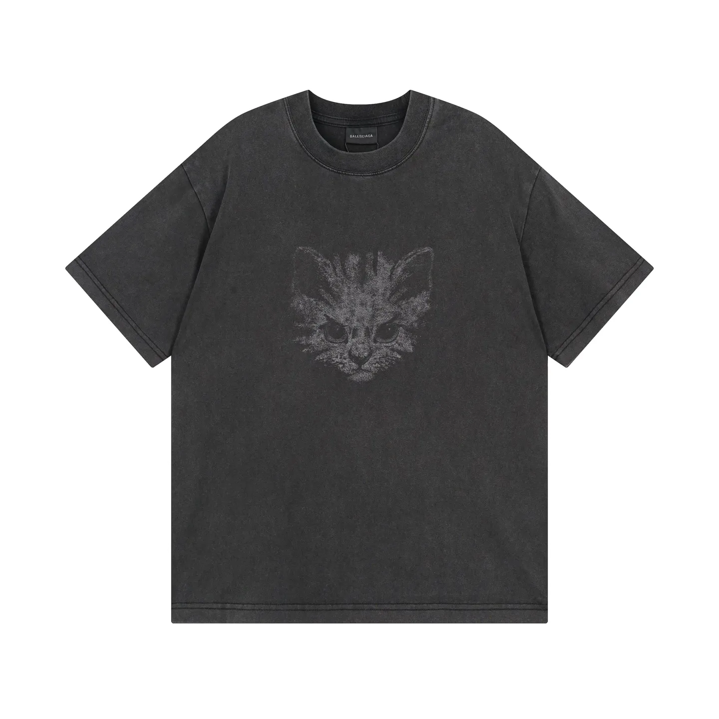 🅿️180 Attention‼ ️Female version. Actual pictures [top version. official website quality] BALENCI*GA/25 new model. Washed and distressed short-sleeved T-shirt with direct spray printing on the front # SS25 latest style. Research and development at the first time, different market currencies. Comparisons welcome. The fabric is made of Paris ZP custom-woven and dyed cotton double yarn. Weighing 260 grams, the cloth surface is clean. The cloth pattern is clear, soft and comfortable. The threads are dyed with no color difference. Printing adopts computer direct printing. Garments are washed and aged. Jubie market currency. Welcome to compare. The version adopts the medium version. Women's version Code: BL253732 Color: Washed black, gray and white Size: XS S M L