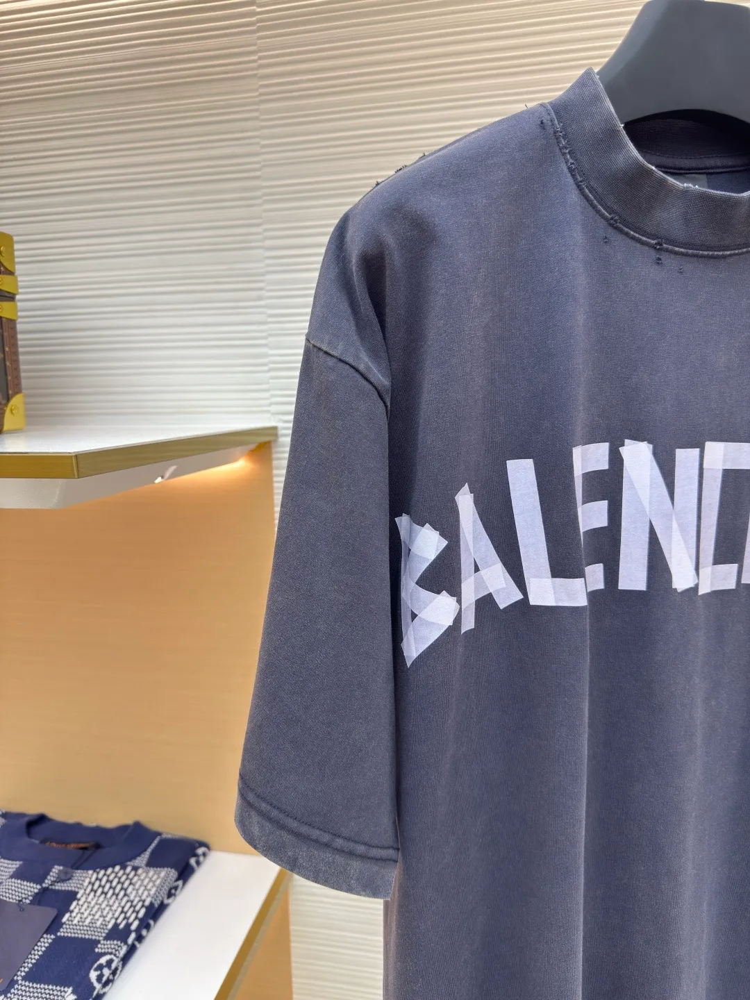 Balenciaga Masking Tape Short Sleeves ●Authentic product: Purchased and developed for 2799 ●Item No.: 1680269-A35 ●Fabric: Ribbed process ●Technology: Washed and brushed ●Version: Fitted version ●Weight: about 365 grams ●Size: 1-2-3-4 ●Description: The sleeves and hem are worn with a frayed effect. The lining is clean. No ends. No excess edges. The shoulders are frayed and the stitching is straight. Three-needle and five-thread craftsmanship. The shoulders are lined with taping. The fabric is made of distressed washed and brushed technology. The collar is designed with frayed holes. The ribbed fabric is custom-woven and dyed. The color is consistent and there is no color difference. Masking tape letters are used on the chest. The overall process of heavy craftsmanship. The washed fabric is comfortable and soft. The effect is worn and washed. The letters on the back are manually counter-positioned and shaped with a hot plate for glue printing. The overall wiring is straight and delicate, the fabric is comfortable and soft, and the color is consistent without color difference. It can be matched with the same style to create a fashionable look and control various occasions. Customized accessories, complete with three standards, same style for men and women!