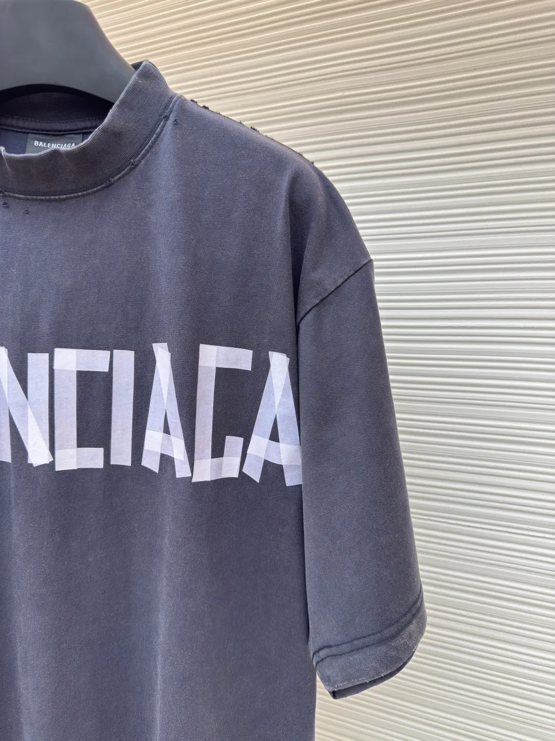 Balenciaga Masking Tape Short Sleeves ●Authentic product: Purchased and developed for 2799 ●Item No.: 1680269-A35 ●Fabric: Ribbed process ●Technology: Washed and brushed ●Version: Fitted version ●Weight: about 365 grams ●Size: 1-2-3-4 ●Description: The sleeves and hem are worn with a frayed effect. The lining is clean. No ends. No excess edges. The shoulders are frayed and the stitching is straight. Three-needle and five-thread craftsmanship. The shoulders are lined with taping. The fabric is made of distressed washed and brushed technology. The collar is designed with frayed holes. The ribbed fabric is custom-woven and dyed. The color is consistent and there is no color difference. Masking tape letters are used on the chest. The overall process of heavy craftsmanship. The washed fabric is comfortable and soft. The effect is worn and washed. The letters on the back are manually counter-positioned and shaped with a hot plate for glue printing. The overall wiring is straight and delicate, the fabric is comfortable and soft, and the color is consistent without color difference. It can be matched with the same style to create a fashionable look and control various occasions. Customized accessories, complete with three standards, same style for men and women!