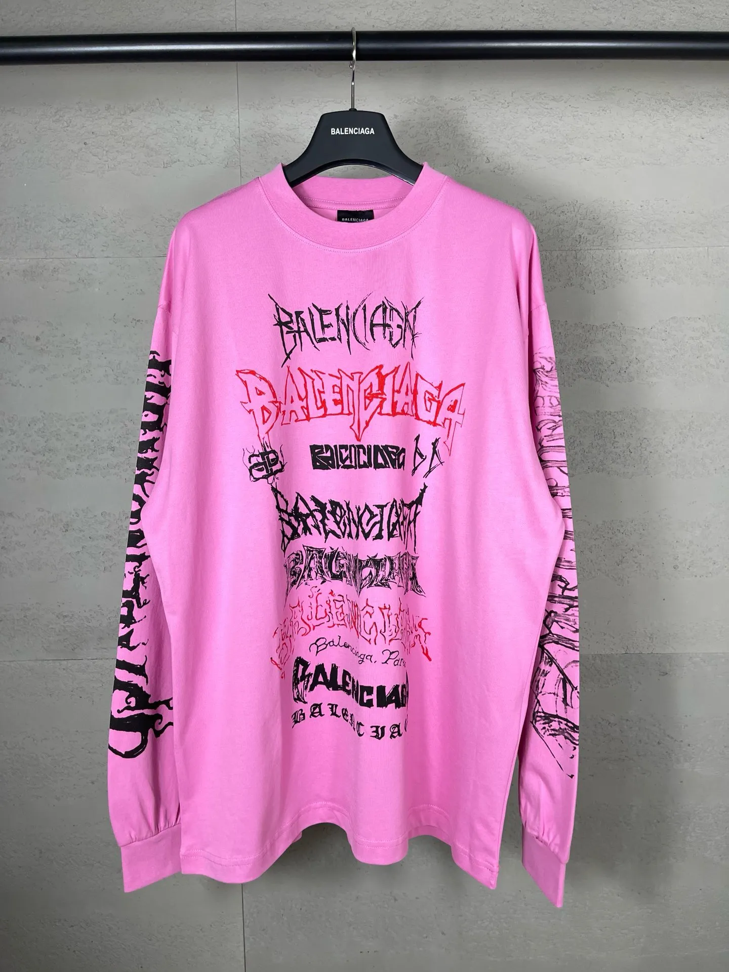 🅿️210 real photos [Top version. Official website quality] BALENCI*GA/Paris. 2024 new style. Year of the Dragon limited print long-sleeved T-shirt, synchronized with brick cabinets. Developed genuine product at the first time, enjoy printing and comparison! The fabric is made of Paris ZP custom-woven and dyed cotton double yarn. Weighing 260 grams, the cloth surface is clean. The cloth pattern is clear, soft and comfortable. The threads are dyed with no color difference. The classic LOGO is made of environmentally friendly imported materials, drawn silk flowers, with clear letters and three-dimensional effect. Restore the brick cabinet. Welcome to compare, the version adopts the OS loose shoulder version. Same style for men and women Coding: BL235035 Color: black, white, pink Size: XS S M L