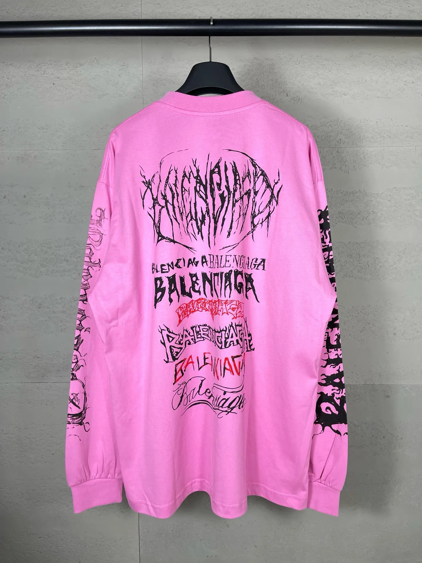 🅿️210 real photos [Top version. Official website quality] BALENCI*GA/Paris. 2024 new style. Year of the Dragon limited print long-sleeved T-shirt, synchronized with brick cabinets. Developed genuine product at the first time, enjoy printing and comparison! The fabric is made of Paris ZP custom-woven and dyed cotton double yarn. Weighing 260 grams, the cloth surface is clean. The cloth pattern is clear, soft and comfortable. The threads are dyed with no color difference. The classic LOGO is made of environmentally friendly imported materials, drawn silk flowers, with clear letters and three-dimensional effect. Restore the brick cabinet. Welcome to compare, the version adopts the OS loose shoulder version. Same style for men and women Coding: BL235035 Color: black, white, pink Size: XS S M L