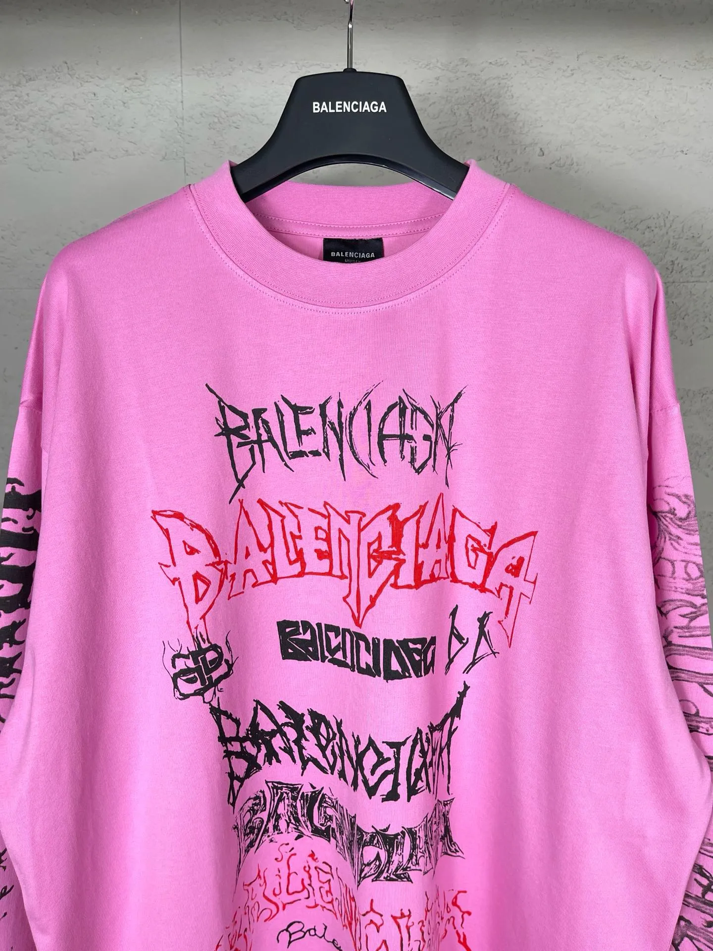 🅿️210 real photos [Top version. Official website quality] BALENCI*GA/Paris. 2024 new style. Year of the Dragon limited print long-sleeved T-shirt, synchronized with brick cabinets. Developed genuine product at the first time, enjoy printing and comparison! The fabric is made of Paris ZP custom-woven and dyed cotton double yarn. Weighing 260 grams, the cloth surface is clean. The cloth pattern is clear, soft and comfortable. The threads are dyed with no color difference. The classic LOGO is made of environmentally friendly imported materials, drawn silk flowers, with clear letters and three-dimensional effect. Restore the brick cabinet. Welcome to compare, the version adopts the OS loose shoulder version. Same style for men and women Coding: BL235035 Color: black, white, pink Size: XS S M L