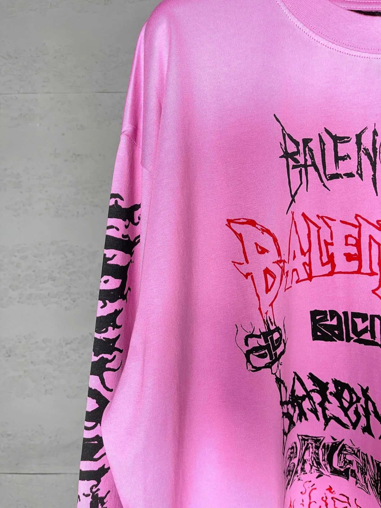 🅿️210 real photos [Top version. Official website quality] BALENCI*GA/Paris. 2024 new style. Year of the Dragon limited print long-sleeved T-shirt, synchronized with brick cabinets. Developed genuine product at the first time, enjoy printing and comparison! The fabric is made of Paris ZP custom-woven and dyed cotton double yarn. Weighing 260 grams, the cloth surface is clean. The cloth pattern is clear, soft and comfortable. The threads are dyed with no color difference. The classic LOGO is made of environmentally friendly imported materials, drawn silk flowers, with clear letters and three-dimensional effect. Restore the brick cabinet. Welcome to compare, the version adopts the OS loose shoulder version. Same style for men and women Coding: BL235035 Color: black, white, pink Size: XS S M L
