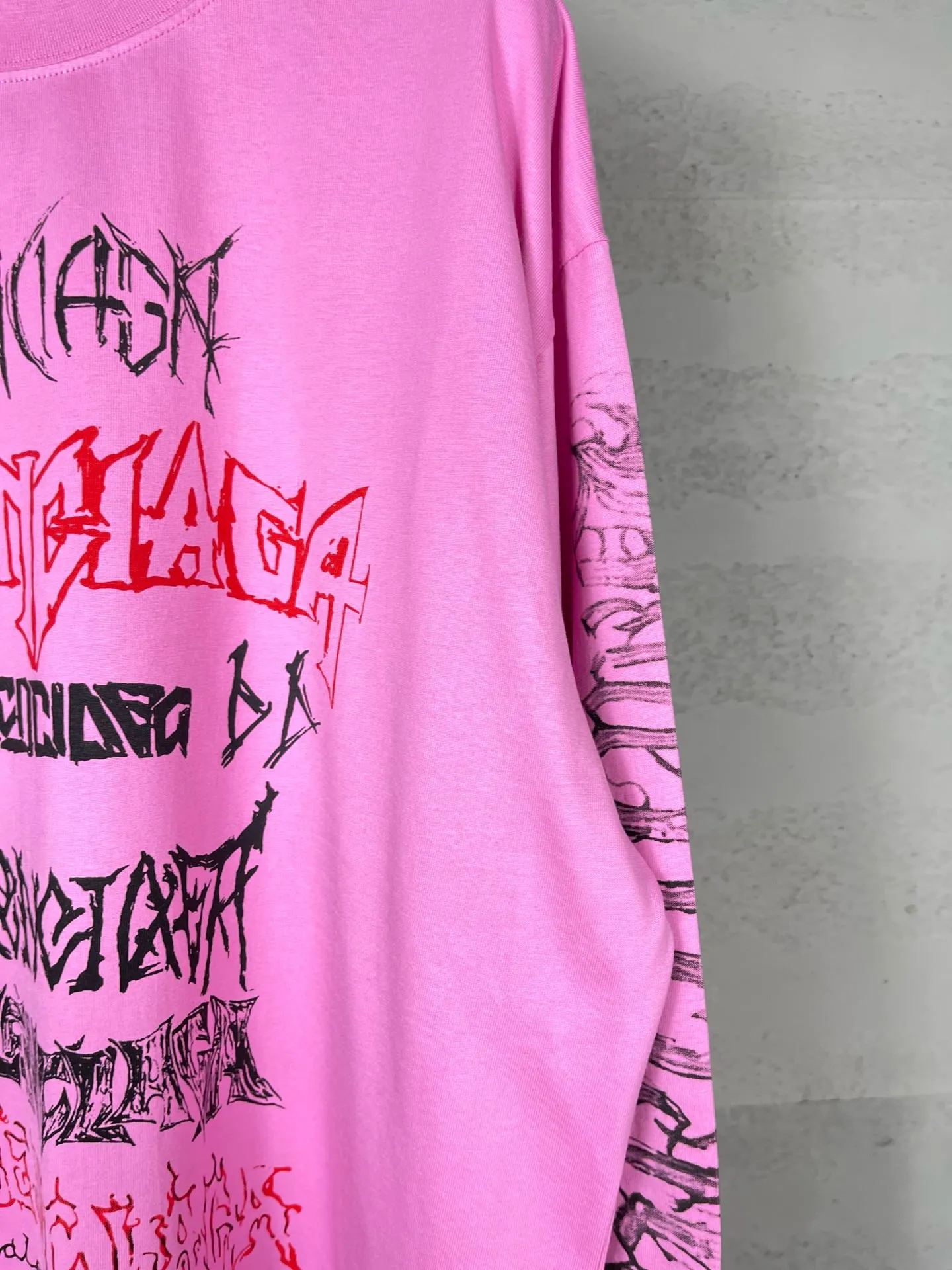 🅿️210 real photos [Top version. Official website quality] BALENCI*GA/Paris. 2024 new style. Year of the Dragon limited print long-sleeved T-shirt, synchronized with brick cabinets. Developed genuine product at the first time, enjoy printing and comparison! The fabric is made of Paris ZP custom-woven and dyed cotton double yarn. Weighing 260 grams, the cloth surface is clean. The cloth pattern is clear, soft and comfortable. The threads are dyed with no color difference. The classic LOGO is made of environmentally friendly imported materials, drawn silk flowers, with clear letters and three-dimensional effect. Restore the brick cabinet. Welcome to compare, the version adopts the OS loose shoulder version. Same style for men and women Coding: BL235035 Color: black, white, pink Size: XS S M L