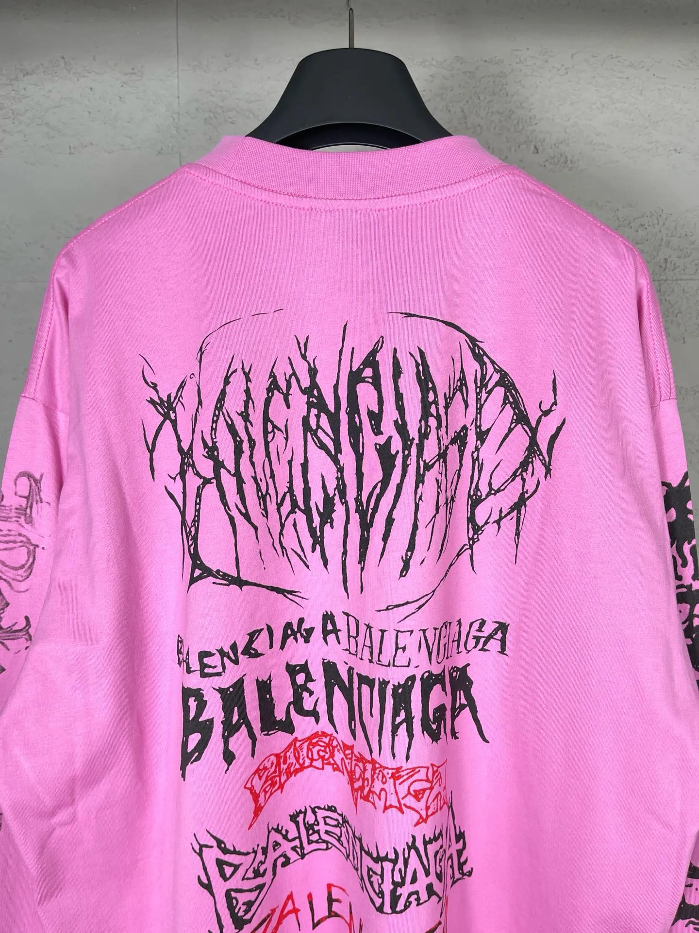 🅿️210 real photos [Top version. Official website quality] BALENCI*GA/Paris. 2024 new style. Year of the Dragon limited print long-sleeved T-shirt, synchronized with brick cabinets. Developed genuine product at the first time, enjoy printing and comparison! The fabric is made of Paris ZP custom-woven and dyed cotton double yarn. Weighing 260 grams, the cloth surface is clean. The cloth pattern is clear, soft and comfortable. The threads are dyed with no color difference. The classic LOGO is made of environmentally friendly imported materials, drawn silk flowers, with clear letters and three-dimensional effect. Restore the brick cabinet. Welcome to compare, the version adopts the OS loose shoulder version. Same style for men and women Coding: BL235035 Color: black, white, pink Size: XS S M L