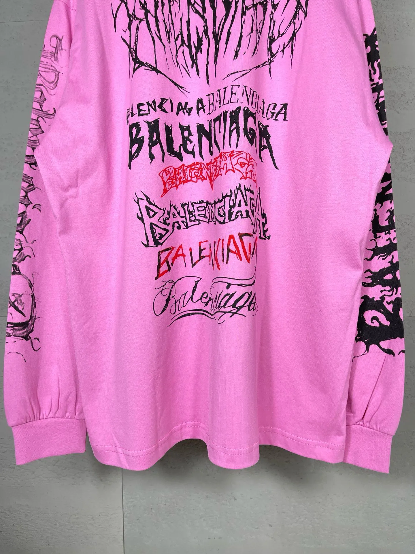 🅿️210 real photos [Top version. Official website quality] BALENCI*GA/Paris. 2024 new style. Year of the Dragon limited print long-sleeved T-shirt, synchronized with brick cabinets. Developed genuine product at the first time, enjoy printing and comparison! The fabric is made of Paris ZP custom-woven and dyed cotton double yarn. Weighing 260 grams, the cloth surface is clean. The cloth pattern is clear, soft and comfortable. The threads are dyed with no color difference. The classic LOGO is made of environmentally friendly imported materials, drawn silk flowers, with clear letters and three-dimensional effect. Restore the brick cabinet. Welcome to compare, the version adopts the OS loose shoulder version. Same style for men and women Coding: BL235035 Color: black, white, pink Size: XS S M L
