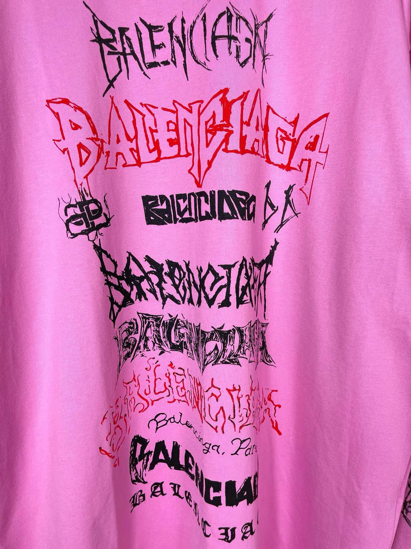 🅿️210 real photos [Top version. Official website quality] BALENCI*GA/Paris. 2024 new style. Year of the Dragon limited print long-sleeved T-shirt, synchronized with brick cabinets. Developed genuine product at the first time, enjoy printing and comparison! The fabric is made of Paris ZP custom-woven and dyed cotton double yarn. Weighing 260 grams, the cloth surface is clean. The cloth pattern is clear, soft and comfortable. The threads are dyed with no color difference. The classic LOGO is made of environmentally friendly imported materials, drawn silk flowers, with clear letters and three-dimensional effect. Restore the brick cabinet. Welcome to compare, the version adopts the OS loose shoulder version. Same style for men and women Coding: BL235035 Color: black, white, pink Size: XS S M L