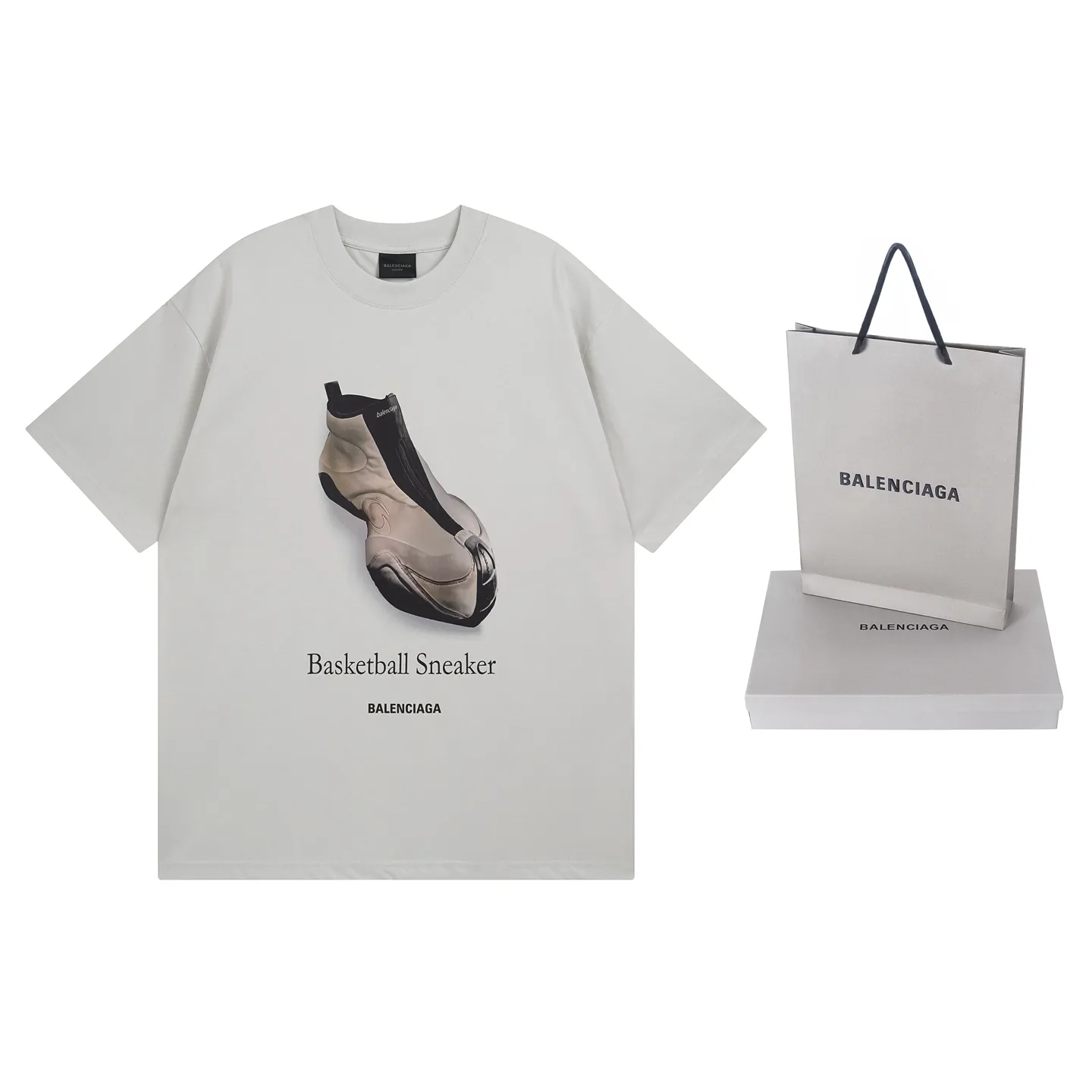 🅿️180 photos [Top version. Official website quality] BALENCI*GA/Paris. SS25 latest model, direct-printed short-sleeved T-shirts on the front and back of the shoes. Brick cabinet synchronization. Genuine product developed in the first time, happy to print and compare! The fabric is made of Paris ZP custom-woven and dyed cotton double yarn. Weighing 260 grams, the cloth surface is clean. The cloth pattern is clear, soft and comfortable. The threads are dyed with no color difference. The printing uses direct-injection environmentally friendly imported materials. The letters are clear and the effect is three-dimensional. The version adopts OS loose shoulder design. Same style for men and women. Code: BL253660 Color: gray and white Size: XS S M L