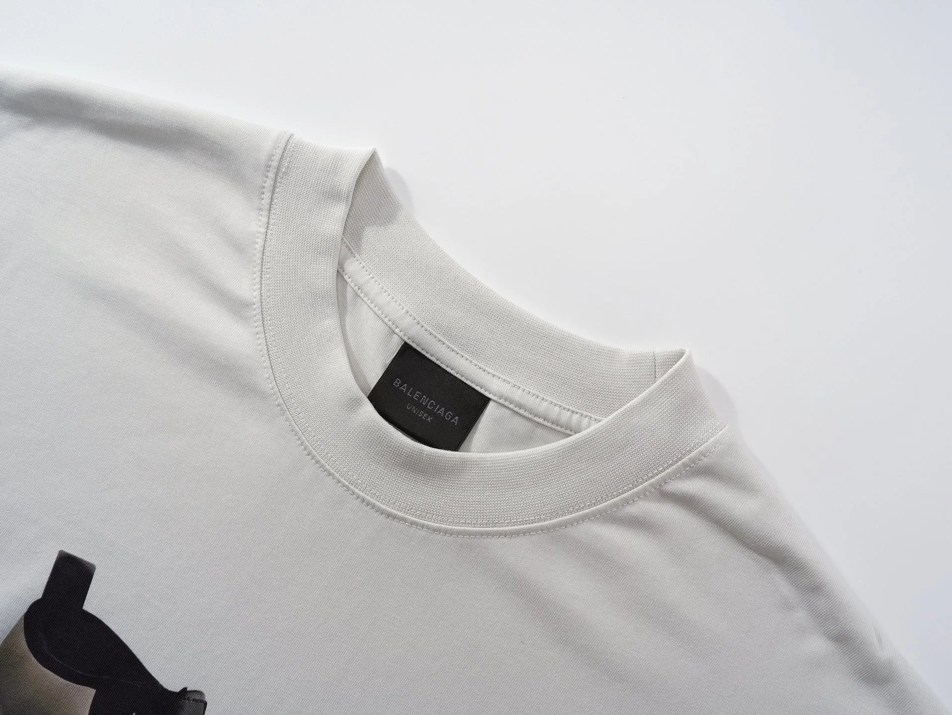 🅿️180 photos [Top version. Official website quality] BALENCI*GA/Paris. SS25 latest model, direct-printed short-sleeved T-shirts on the front and back of the shoes. Brick cabinet synchronization. Genuine product developed in the first time, happy to print and compare! The fabric is made of Paris ZP custom-woven and dyed cotton double yarn. Weighing 260 grams, the cloth surface is clean. The cloth pattern is clear, soft and comfortable. The threads are dyed with no color difference. The printing uses direct-injection environmentally friendly imported materials. The letters are clear and the effect is three-dimensional. The version adopts OS loose shoulder design. Same style for men and women. Code: BL253660 Color: gray and white Size: XS S M L