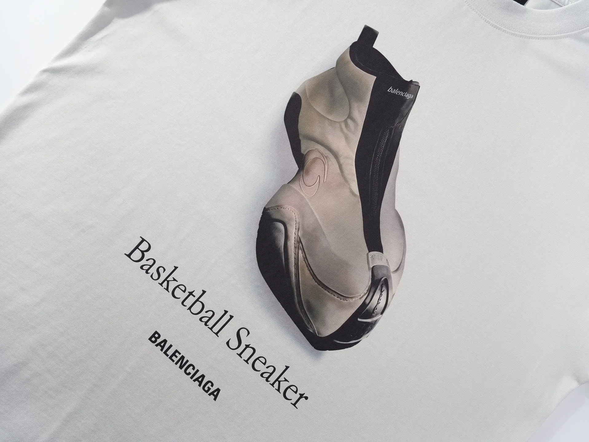 🅿️180 photos [Top version. Official website quality] BALENCI*GA/Paris. SS25 latest model, direct-printed short-sleeved T-shirts on the front and back of the shoes. Brick cabinet synchronization. Genuine product developed in the first time, happy to print and compare! The fabric is made of Paris ZP custom-woven and dyed cotton double yarn. Weighing 260 grams, the cloth surface is clean. The cloth pattern is clear, soft and comfortable. The threads are dyed with no color difference. The printing uses direct-injection environmentally friendly imported materials. The letters are clear and the effect is three-dimensional. The version adopts OS loose shoulder design. Same style for men and women. Code: BL253660 Color: gray and white Size: XS S M L