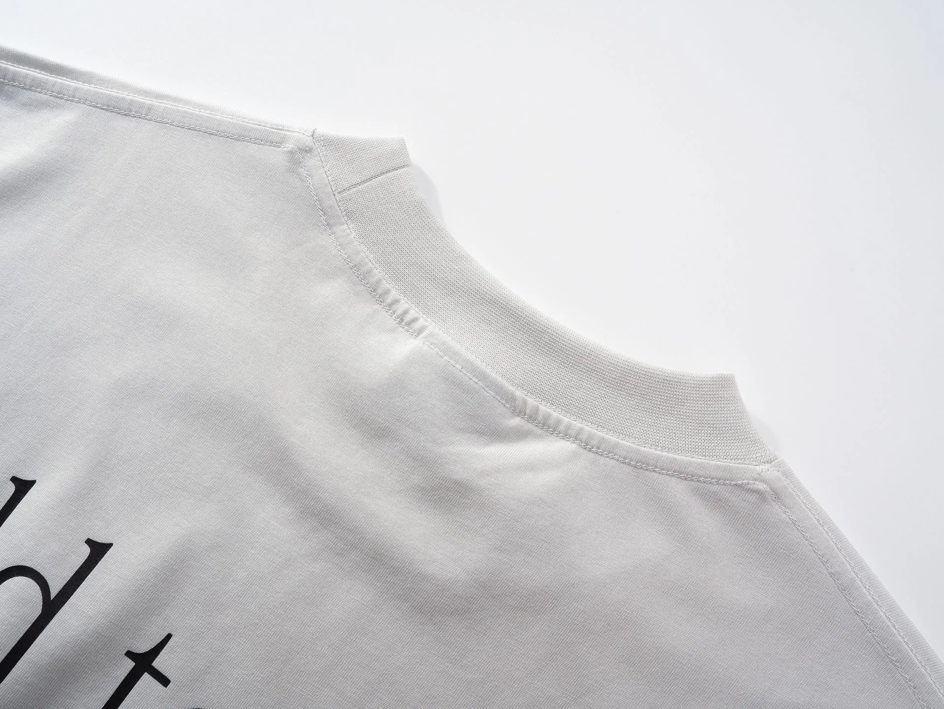 🅿️180 photos [Top version. Official website quality] BALENCI*GA/Paris. SS25 latest model, direct-printed short-sleeved T-shirts on the front and back of the shoes. Brick cabinet synchronization. Genuine product developed in the first time, happy to print and compare! The fabric is made of Paris ZP custom-woven and dyed cotton double yarn. Weighing 260 grams, the cloth surface is clean. The cloth pattern is clear, soft and comfortable. The threads are dyed with no color difference. The printing uses direct-injection environmentally friendly imported materials. The letters are clear and the effect is three-dimensional. The version adopts OS loose shoulder design. Same style for men and women. Code: BL253660 Color: gray and white Size: XS S M L