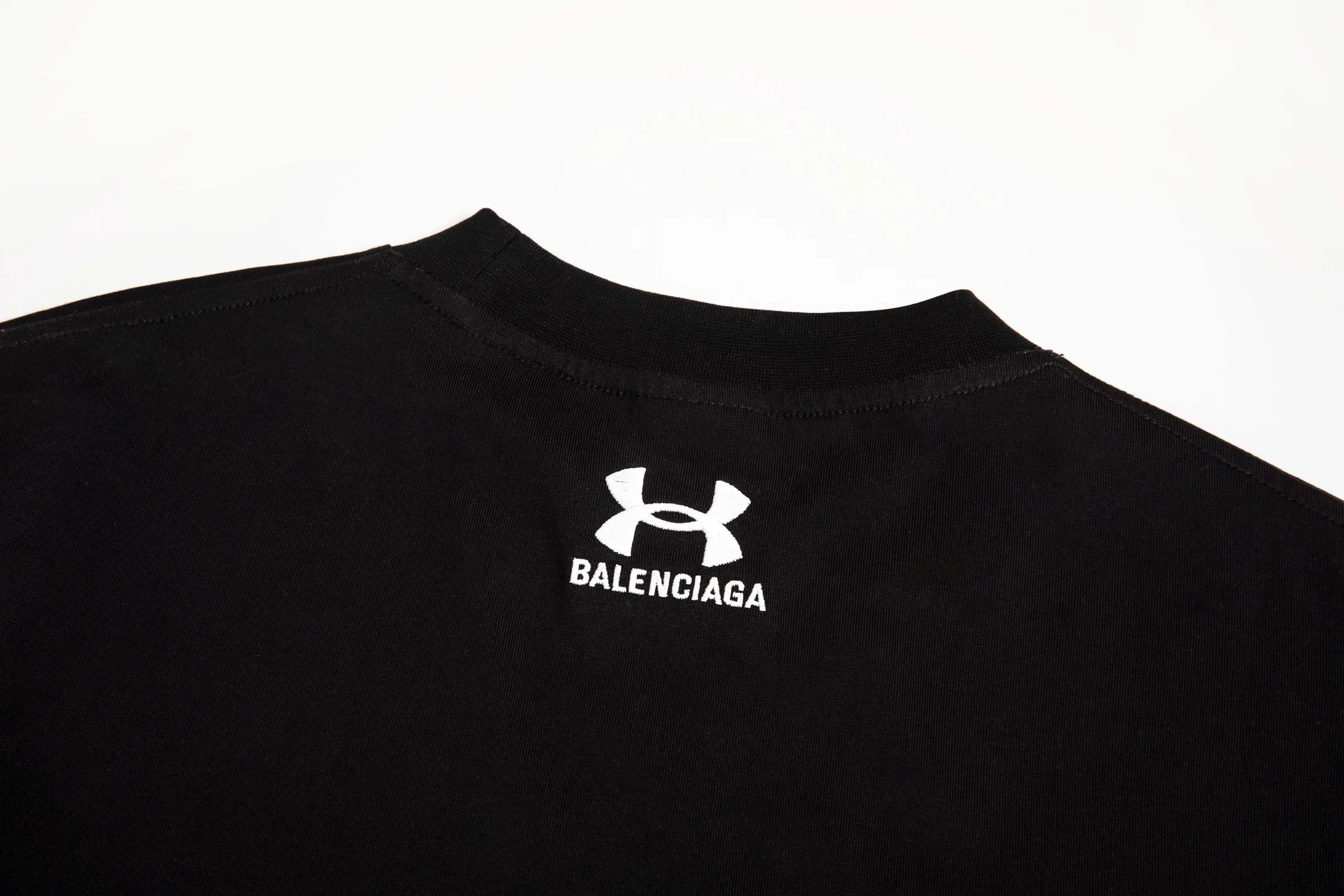 🅿️170 9158# Detailed picture Top version [[BALENCIA*GA] official website quality New Paris co-branded UnderArmour front and rear embroidered short-sleeved T-shirt OS version Loose dropped shoulders Unisex Fabric: 260g 100% cotton double yarn Process: Front and back embroidery Garment washing Shape solid Color: Black Red Size: XS S M L