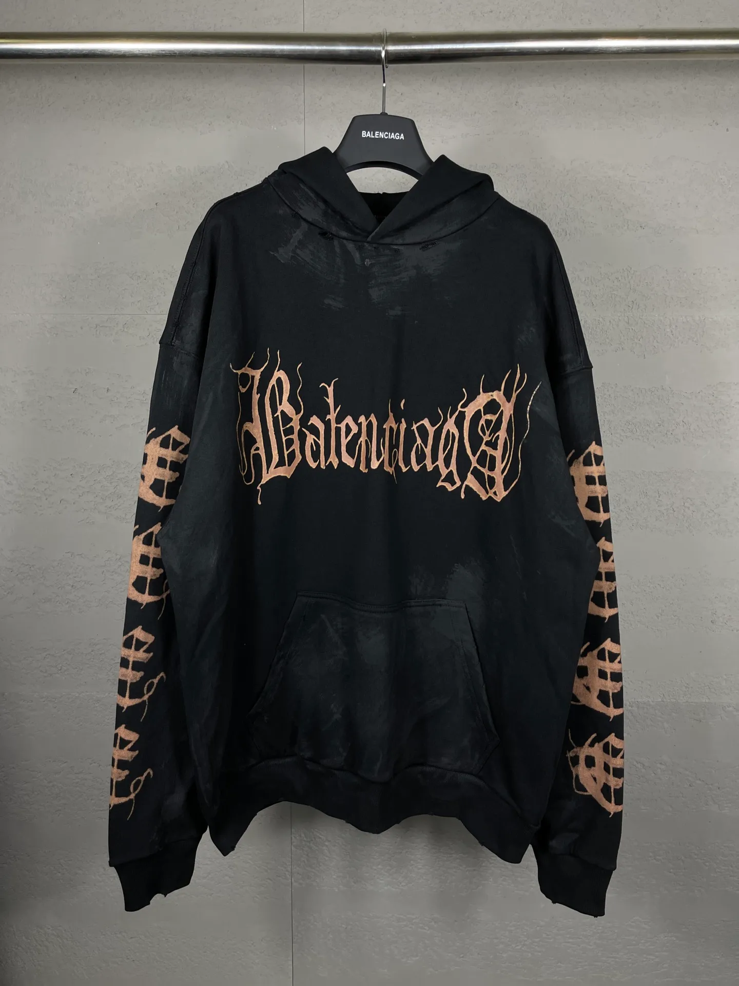 🅿️340 real photos [Top version. Official website quality] BALENCI*GA/Paris. 2024 latest Sanskrit letter LOGO hand-painted graffiti washed and worn hooded sweatshirt. Brick cabinet synchronization. ⚠️Difference market currency. YB development. Worn. Hand-painted consistent with ZP,‼ ️The fabric is made of Paris ZP custom-woven and dyed cotton terry sweatshirt. The weight is 450 grams. The cloth surface is clean. The cloth pattern is clear, soft and comfortable. The threads are dyed with no color difference. The printing process is extremely complex, and the garments are hand-painted, worn, and distressed, and the process is extremely heavy. Comparisons welcome. The version adopts OS loose shoulder design. Same style for men and women. Code: BL238007 Color: black blue Size: XS S M L