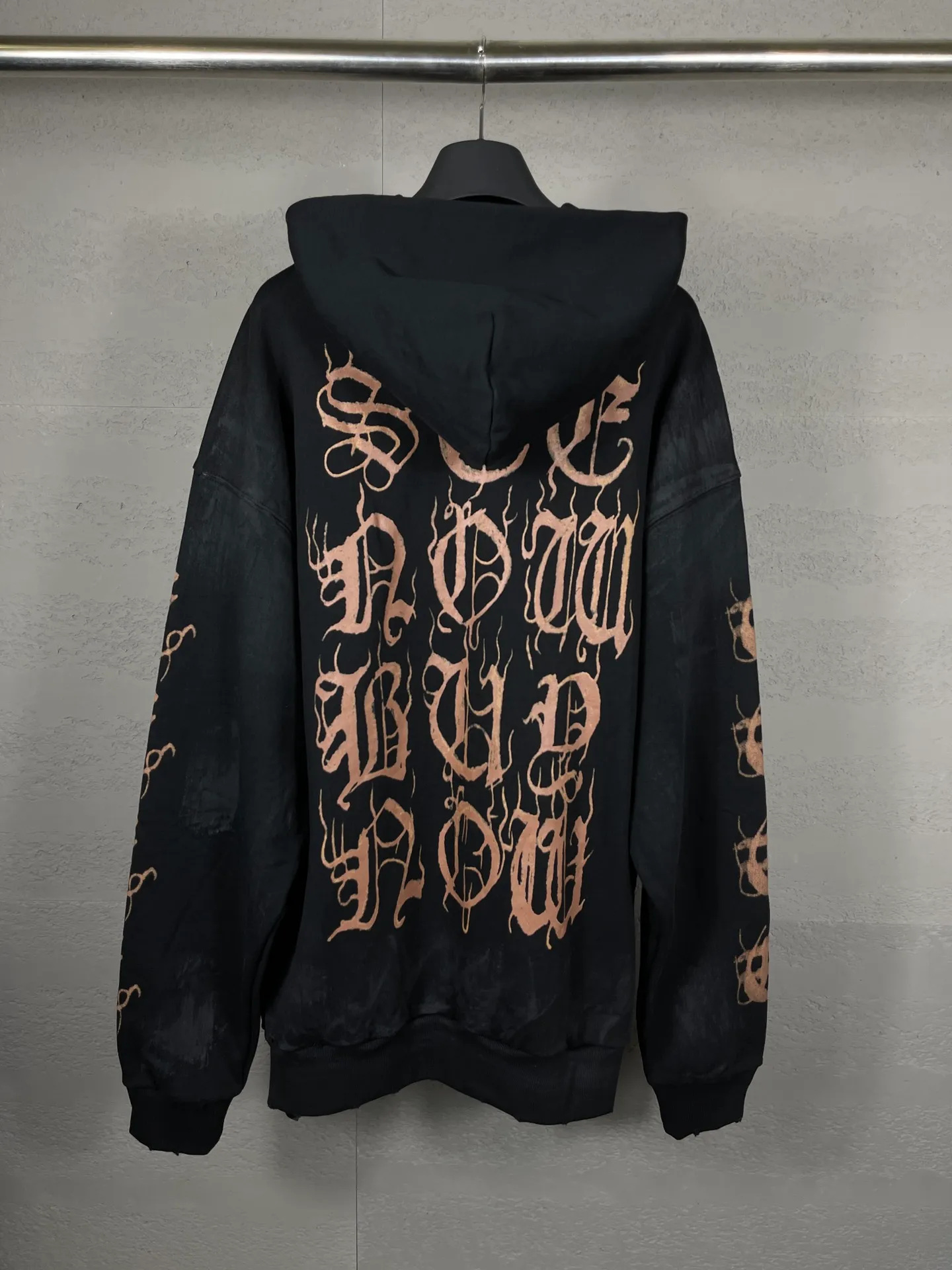 🅿️340 real photos [Top version. Official website quality] BALENCI*GA/Paris. 2024 latest Sanskrit letter LOGO hand-painted graffiti washed and worn hooded sweatshirt. Brick cabinet synchronization. ⚠️Difference market currency. YB development. Worn. Hand-painted consistent with ZP,‼ ️The fabric is made of Paris ZP custom-woven and dyed cotton terry sweatshirt. The weight is 450 grams. The cloth surface is clean. The cloth pattern is clear, soft and comfortable. The threads are dyed with no color difference. The printing process is extremely complex, and the garments are hand-painted, worn, and distressed, and the process is extremely heavy. Comparisons welcome. The version adopts OS loose shoulder design. Same style for men and women. Code: BL238007 Color: black blue Size: XS S M L