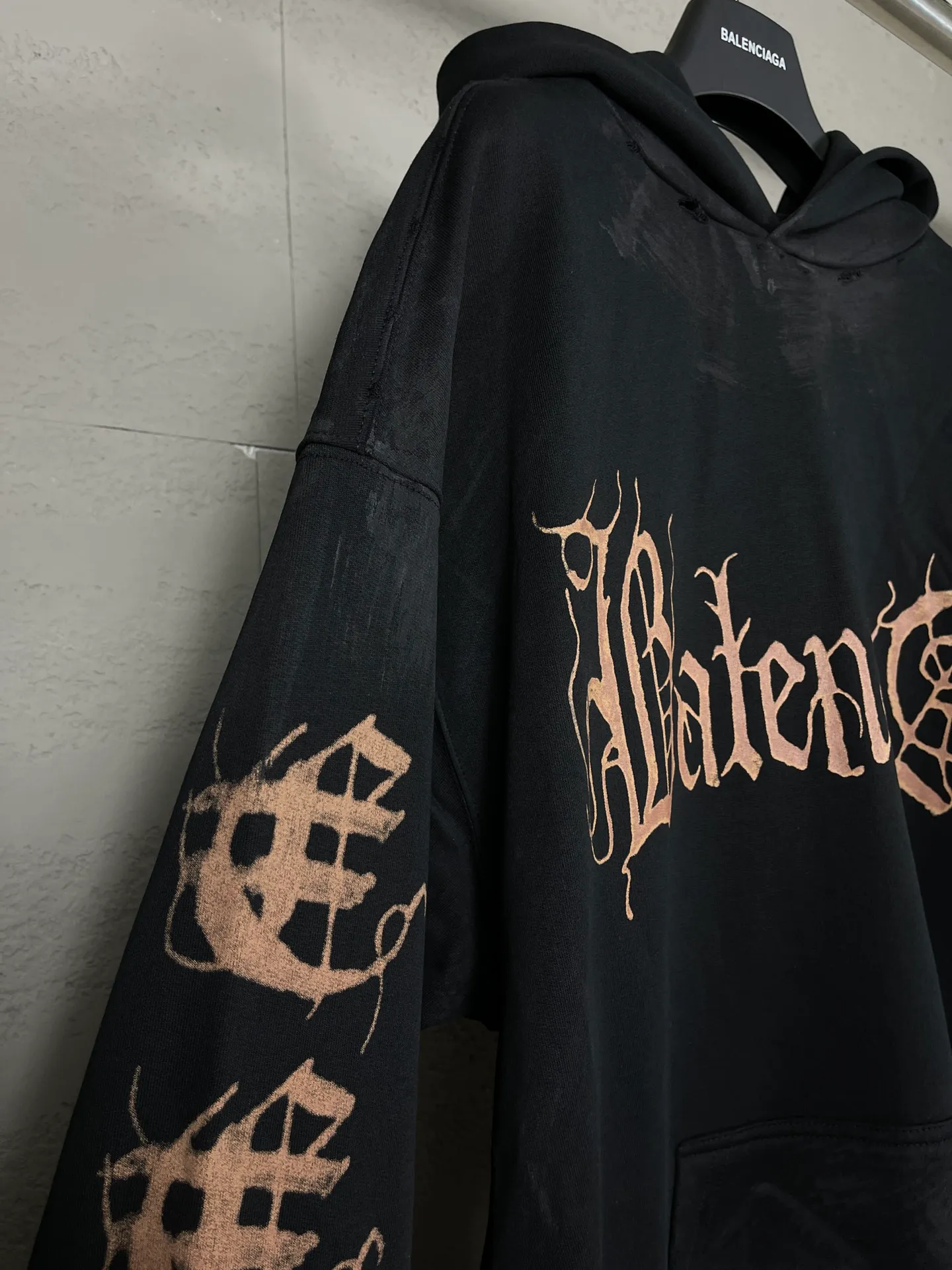 🅿️340 real photos [Top version. Official website quality] BALENCI*GA/Paris. 2024 latest Sanskrit letter LOGO hand-painted graffiti washed and worn hooded sweatshirt. Brick cabinet synchronization. ⚠️Difference market currency. YB development. Worn. Hand-painted consistent with ZP,‼ ️The fabric is made of Paris ZP custom-woven and dyed cotton terry sweatshirt. The weight is 450 grams. The cloth surface is clean. The cloth pattern is clear, soft and comfortable. The threads are dyed with no color difference. The printing process is extremely complex, and the garments are hand-painted, worn, and distressed, and the process is extremely heavy. Comparisons welcome. The version adopts OS loose shoulder design. Same style for men and women. Code: BL238007 Color: black blue Size: XS S M L