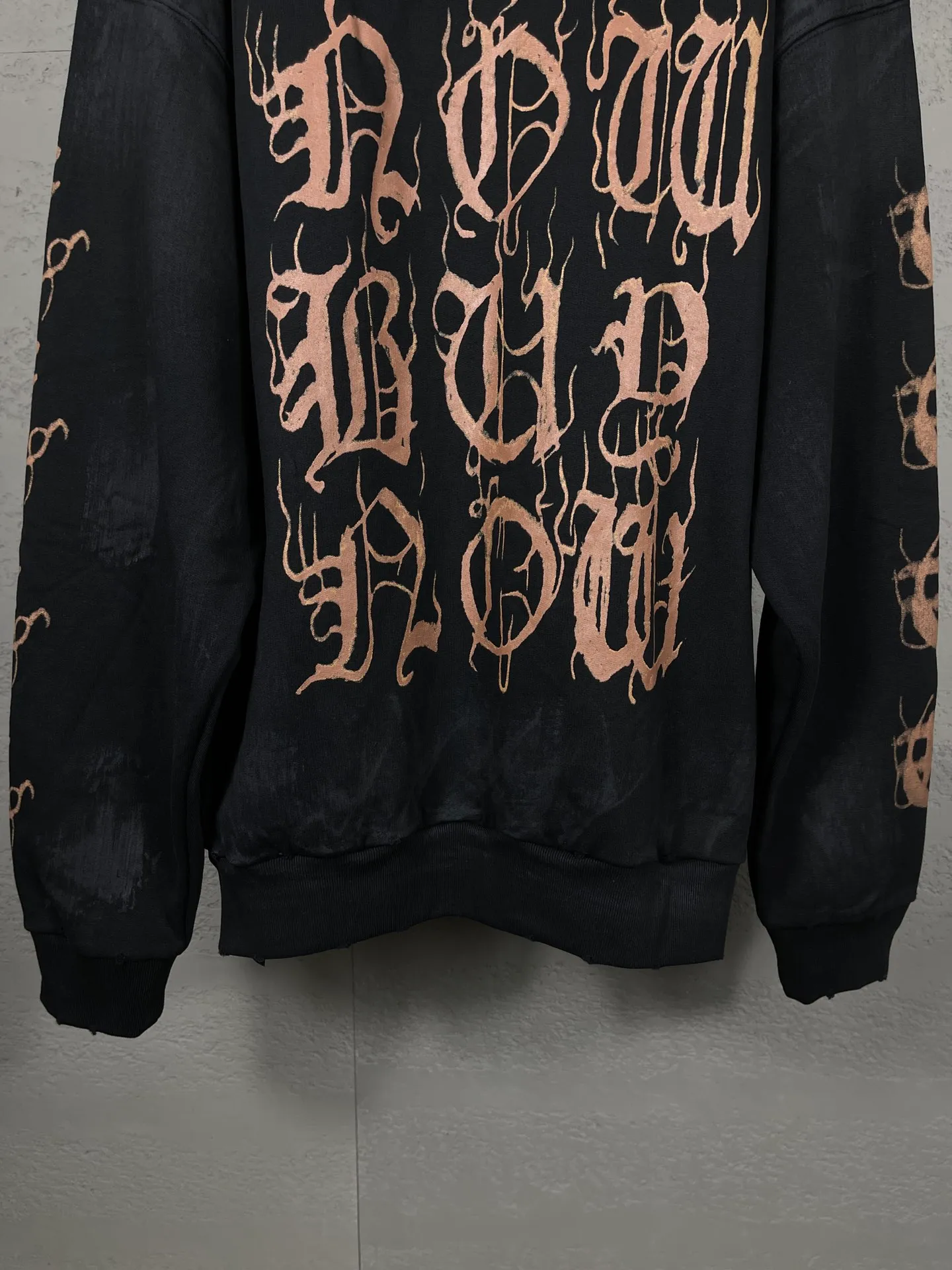 🅿️340 real photos [Top version. Official website quality] BALENCI*GA/Paris. 2024 latest Sanskrit letter LOGO hand-painted graffiti washed and worn hooded sweatshirt. Brick cabinet synchronization. ⚠️Difference market currency. YB development. Worn. Hand-painted consistent with ZP,‼ ️The fabric is made of Paris ZP custom-woven and dyed cotton terry sweatshirt. The weight is 450 grams. The cloth surface is clean. The cloth pattern is clear, soft and comfortable. The threads are dyed with no color difference. The printing process is extremely complex, and the garments are hand-painted, worn, and distressed, and the process is extremely heavy. Comparisons welcome. The version adopts OS loose shoulder design. Same style for men and women. Code: BL238007 Color: black blue Size: XS S M L
