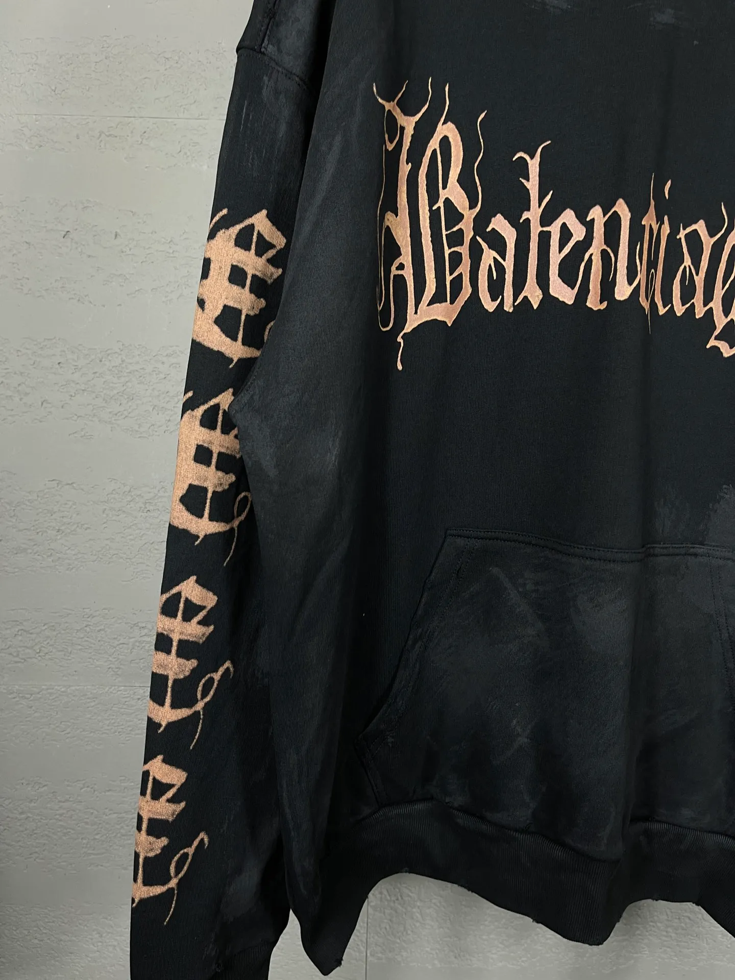 🅿️340 real photos [Top version. Official website quality] BALENCI*GA/Paris. 2024 latest Sanskrit letter LOGO hand-painted graffiti washed and worn hooded sweatshirt. Brick cabinet synchronization. ⚠️Difference market currency. YB development. Worn. Hand-painted consistent with ZP,‼ ️The fabric is made of Paris ZP custom-woven and dyed cotton terry sweatshirt. The weight is 450 grams. The cloth surface is clean. The cloth pattern is clear, soft and comfortable. The threads are dyed with no color difference. The printing process is extremely complex, and the garments are hand-painted, worn, and distressed, and the process is extremely heavy. Comparisons welcome. The version adopts OS loose shoulder design. Same style for men and women. Code: BL238007 Color: black blue Size: XS S M L