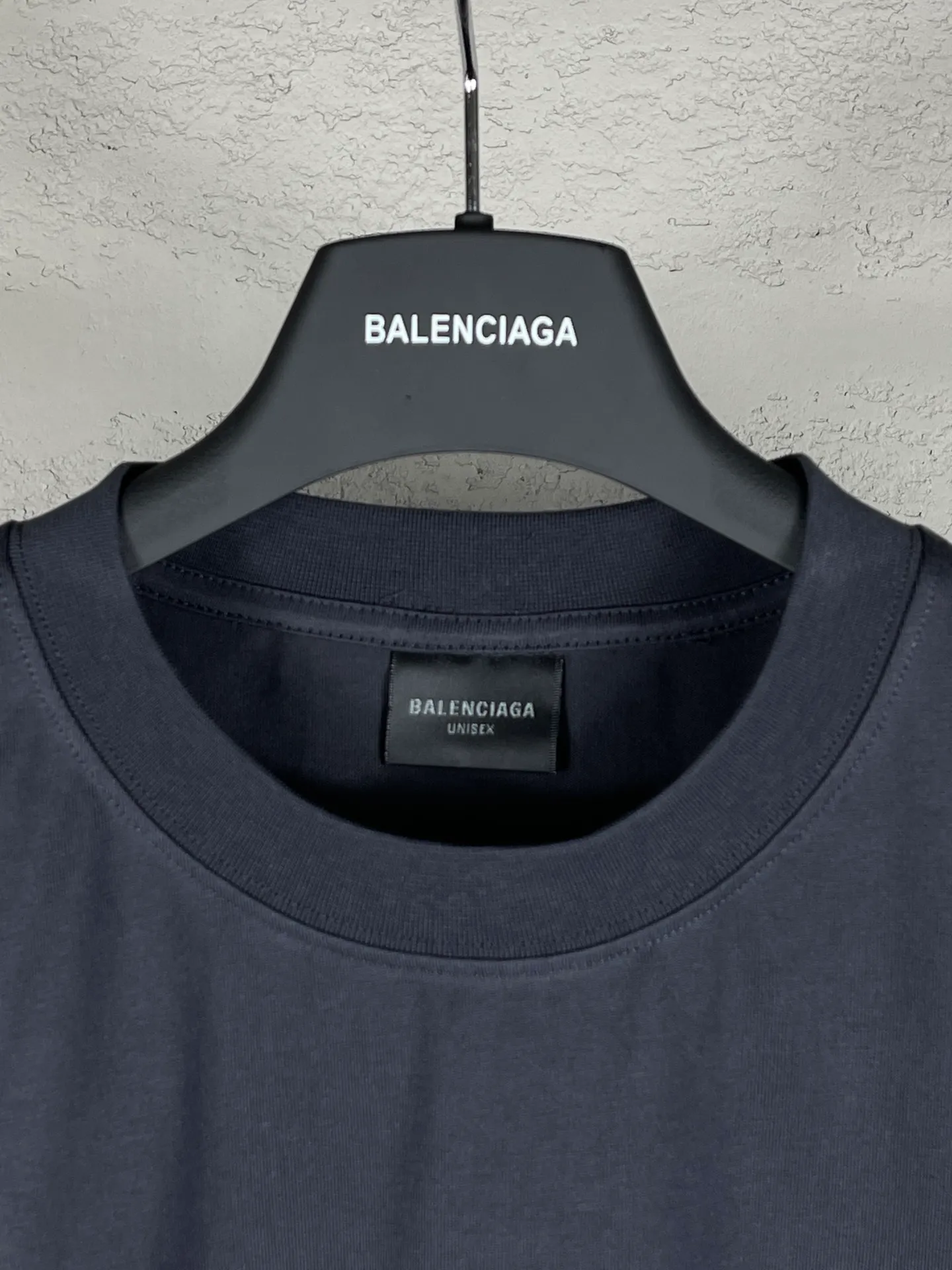 🅿️166 real photos [Top version. Official website quality] BALENCI*GA/Paris. 2024 new style Sanskrit LOGO fuzzy direct-printed short-sleeved T-shirt on the chest, synchronized with the brick cabinet. Developed genuine product in the first time, enjoy printing and comparison! The fabric is made of Paris ZP custom-woven and dyed cotton double yarn. Weighing 260 grams, the cloth surface is clean. The cloth pattern is clear, soft and comfortable. The threads are dyed with no color difference. The classic LOGO is printed using environmentally friendly imported materials, with clear pattern letters and a three-dimensional effect. Restore brick cabinets, different market currency, welcome to compare, the version adopts OS loose shoulder version. Same style for men and women Code: BL223330 Color: Gray Blue Size: XS to L