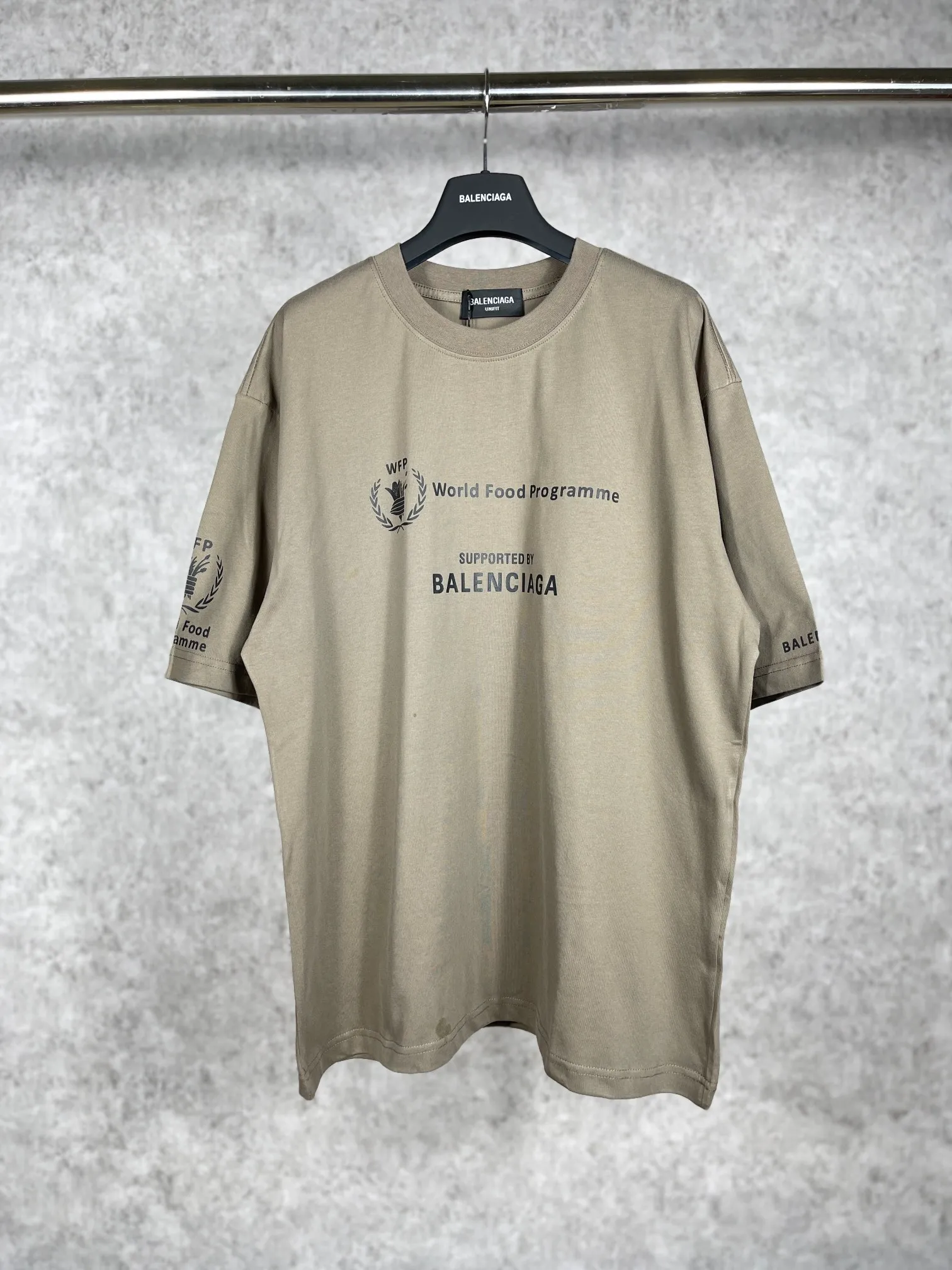 🅿️170 real photos [Top version. Official website quality] BALENCIAGA/Balenciaga WFP4044 World Food Agency charity limited edition #short-sleeved T-shirt. The fabric is made of Paris ZP custom-woven and dyed cotton double yarn. Weighing 260 grams, the cloth surface is clean. The cloth pattern is clear, soft and comfortable. The ribbing is dyed with no color difference. The classic pattern printing uses environmentally friendly imported glue and precision stencils. The letters are clear. No burrs. The three-dimensional effect is strong. The version adopts the OS loose shoulder version. The same style for men and women. Coding: BL223030 Color: white, black, coffee Size: XS S M L