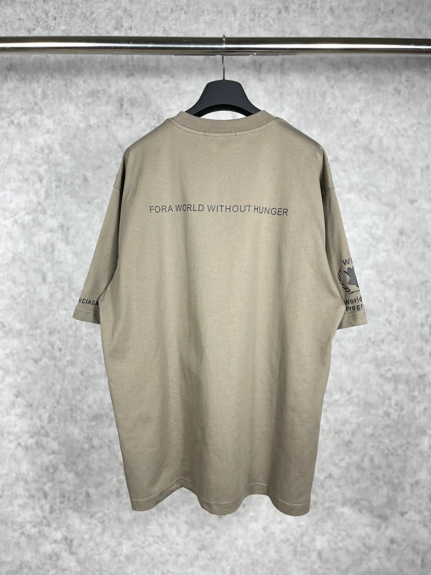 🅿️170 real photos [Top version. Official website quality] BALENCIAGA/Balenciaga WFP4044 World Food Agency charity limited edition #short-sleeved T-shirt. The fabric is made of Paris ZP custom-woven and dyed cotton double yarn. Weighing 260 grams, the cloth surface is clean. The cloth pattern is clear, soft and comfortable. The ribbing is dyed with no color difference. The classic pattern printing uses environmentally friendly imported glue and precision stencils. The letters are clear. No burrs. The three-dimensional effect is strong. The version adopts the OS loose shoulder version. The same style for men and women. Coding: BL223030 Color: white, black, coffee Size: XS S M L