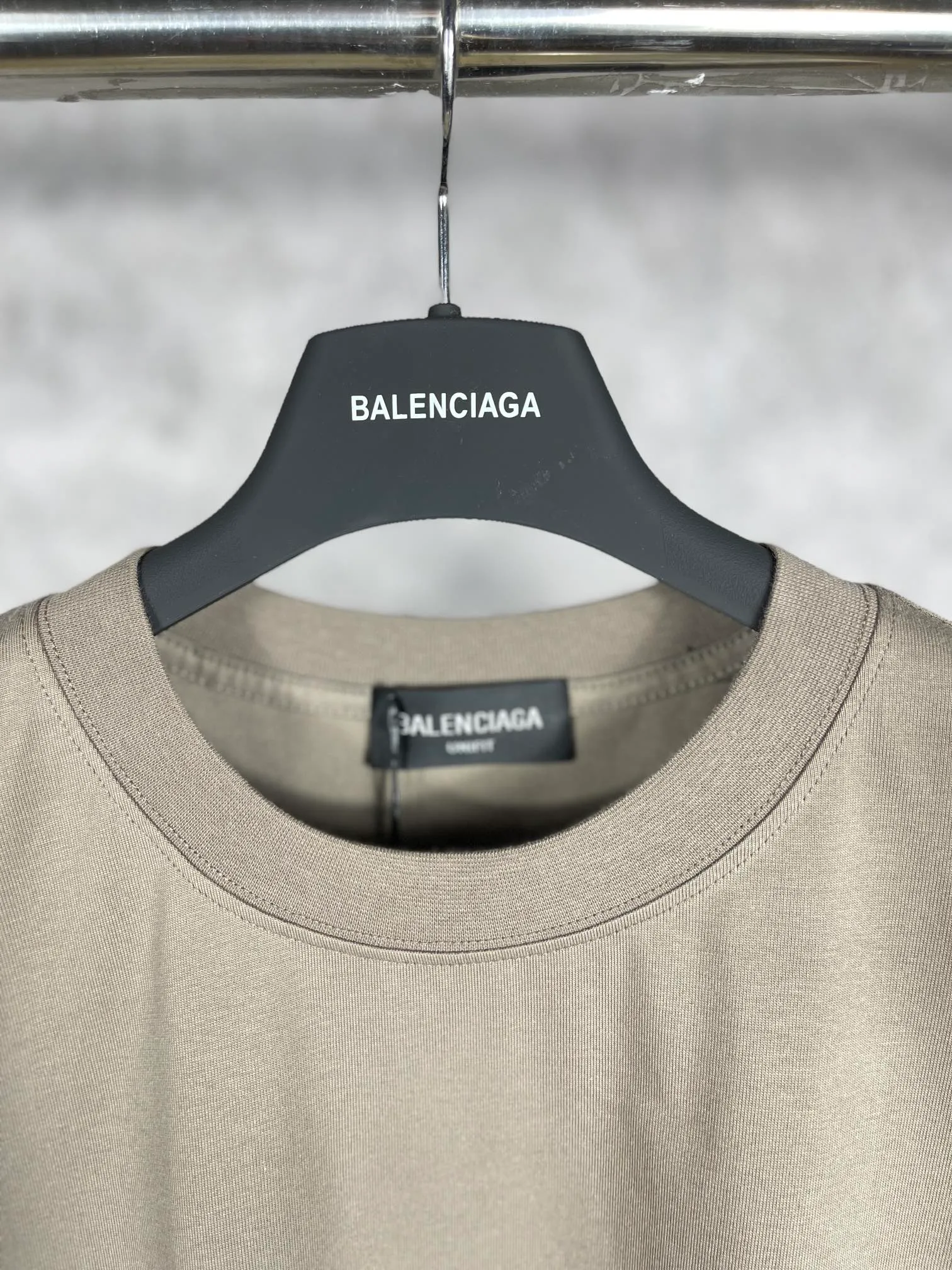 🅿️170 real photos [Top version. Official website quality] BALENCIAGA/Balenciaga WFP4044 World Food Agency charity limited edition #short-sleeved T-shirt. The fabric is made of Paris ZP custom-woven and dyed cotton double yarn. Weighing 260 grams, the cloth surface is clean. The cloth pattern is clear, soft and comfortable. The ribbing is dyed with no color difference. The classic pattern printing uses environmentally friendly imported glue and precision stencils. The letters are clear. No burrs. The three-dimensional effect is strong. The version adopts the OS loose shoulder version. The same style for men and women. Coding: BL223030 Color: white, black, coffee Size: XS S M L