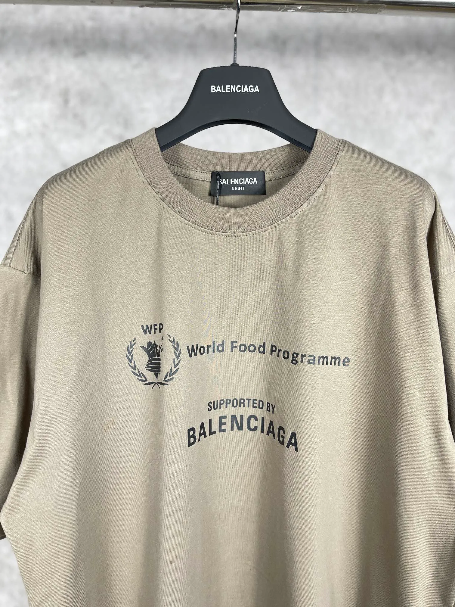 🅿️170 real photos [Top version. Official website quality] BALENCIAGA/Balenciaga WFP4044 World Food Agency charity limited edition #short-sleeved T-shirt. The fabric is made of Paris ZP custom-woven and dyed cotton double yarn. Weighing 260 grams, the cloth surface is clean. The cloth pattern is clear, soft and comfortable. The ribbing is dyed with no color difference. The classic pattern printing uses environmentally friendly imported glue and precision stencils. The letters are clear. No burrs. The three-dimensional effect is strong. The version adopts the OS loose shoulder version. The same style for men and women. Coding: BL223030 Color: white, black, coffee Size: XS S M L