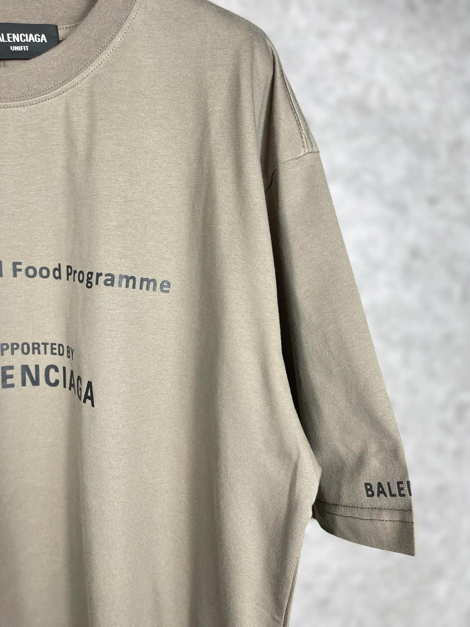 🅿️170 real photos [Top version. Official website quality] BALENCIAGA/Balenciaga WFP4044 World Food Agency charity limited edition #short-sleeved T-shirt. The fabric is made of Paris ZP custom-woven and dyed cotton double yarn. Weighing 260 grams, the cloth surface is clean. The cloth pattern is clear, soft and comfortable. The ribbing is dyed with no color difference. The classic pattern printing uses environmentally friendly imported glue and precision stencils. The letters are clear. No burrs. The three-dimensional effect is strong. The version adopts the OS loose shoulder version. The same style for men and women. Coding: BL223030 Color: white, black, coffee Size: XS S M L