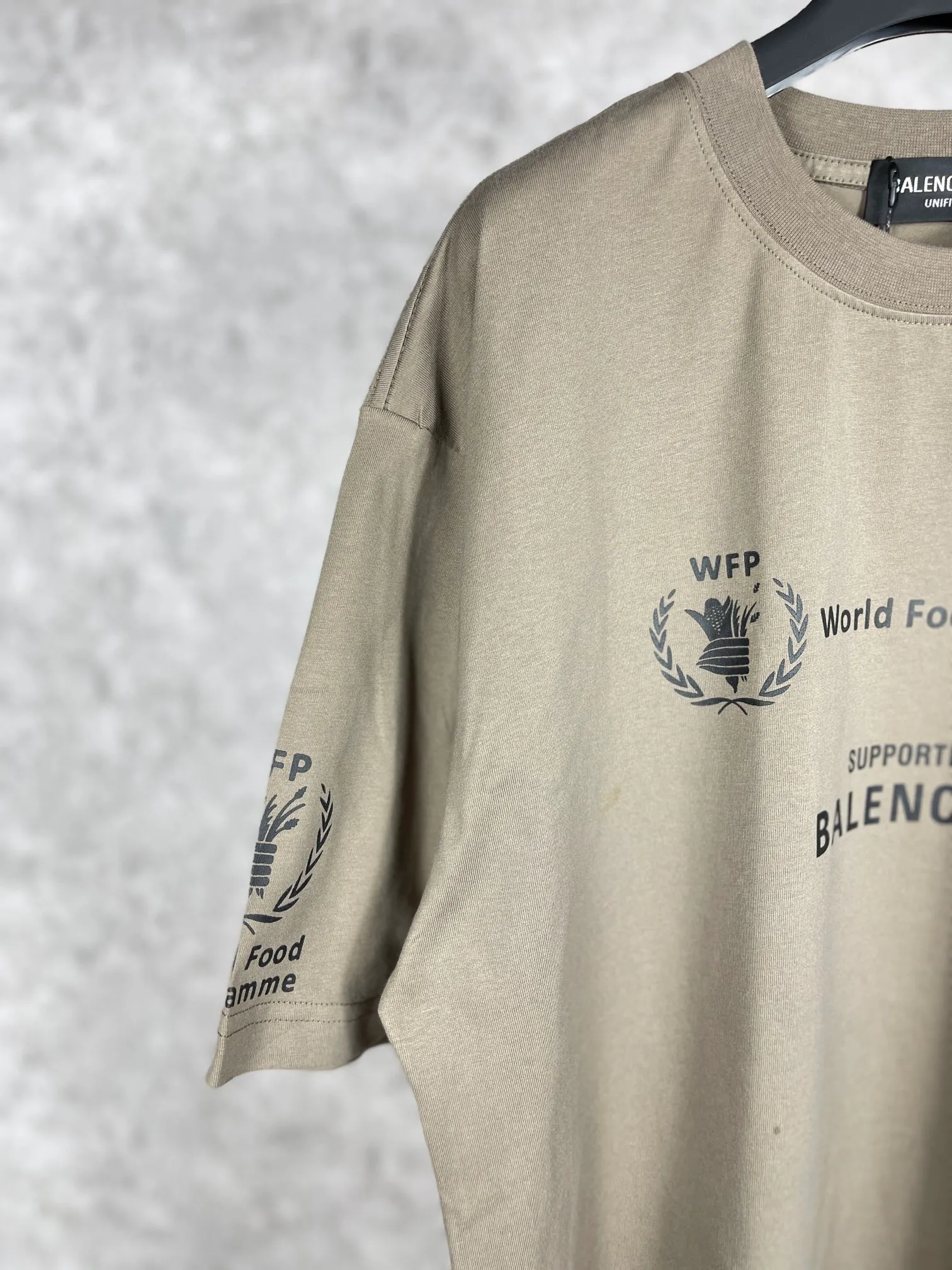 🅿️170 real photos [Top version. Official website quality] BALENCIAGA/Balenciaga WFP4044 World Food Agency charity limited edition #short-sleeved T-shirt. The fabric is made of Paris ZP custom-woven and dyed cotton double yarn. Weighing 260 grams, the cloth surface is clean. The cloth pattern is clear, soft and comfortable. The ribbing is dyed with no color difference. The classic pattern printing uses environmentally friendly imported glue and precision stencils. The letters are clear. No burrs. The three-dimensional effect is strong. The version adopts the OS loose shoulder version. The same style for men and women. Coding: BL223030 Color: white, black, coffee Size: XS S M L