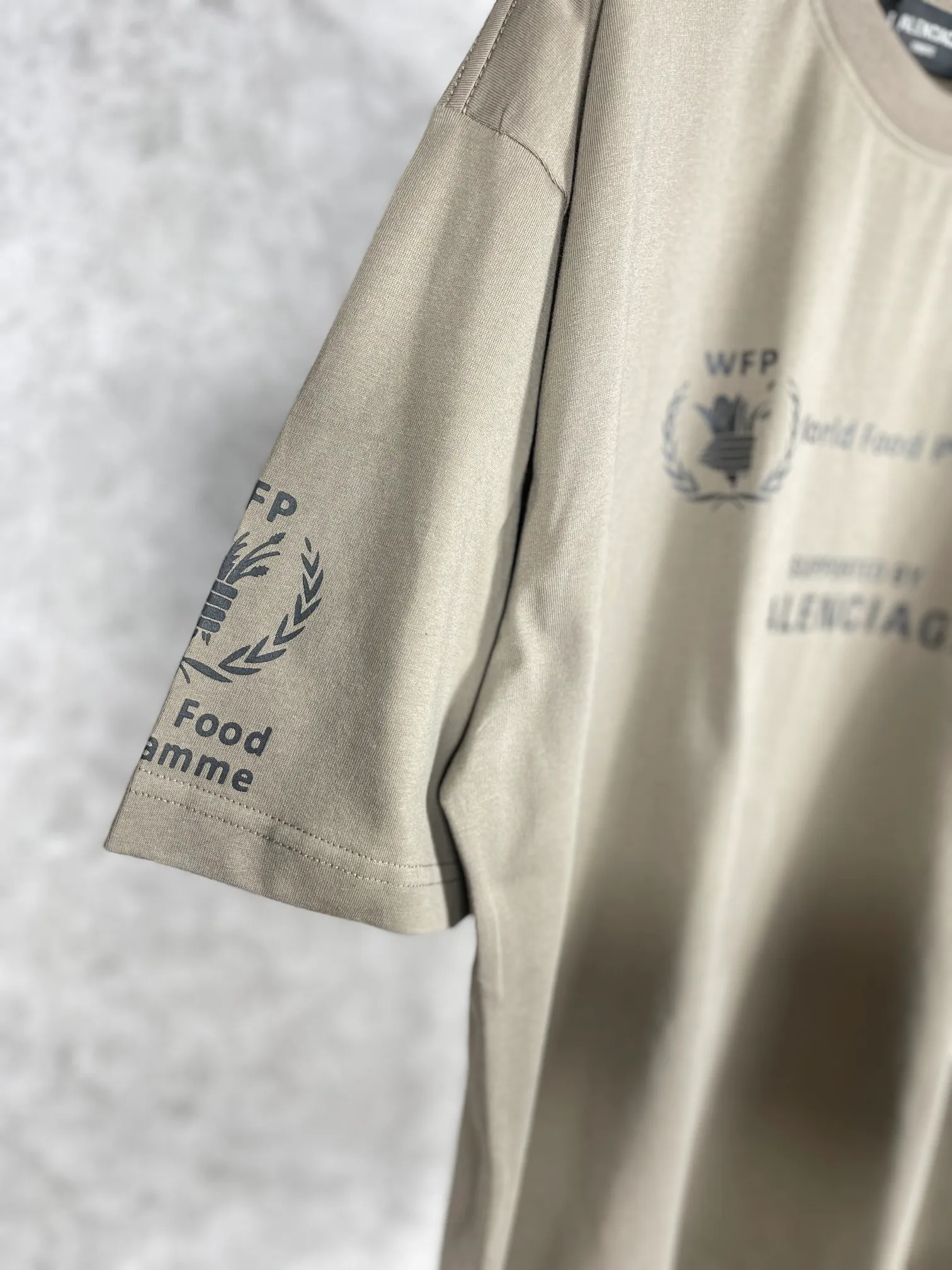 🅿️170 real photos [Top version. Official website quality] BALENCIAGA/Balenciaga WFP4044 World Food Agency charity limited edition #short-sleeved T-shirt. The fabric is made of Paris ZP custom-woven and dyed cotton double yarn. Weighing 260 grams, the cloth surface is clean. The cloth pattern is clear, soft and comfortable. The ribbing is dyed with no color difference. The classic pattern printing uses environmentally friendly imported glue and precision stencils. The letters are clear. No burrs. The three-dimensional effect is strong. The version adopts the OS loose shoulder version. The same style for men and women. Coding: BL223030 Color: white, black, coffee Size: XS S M L