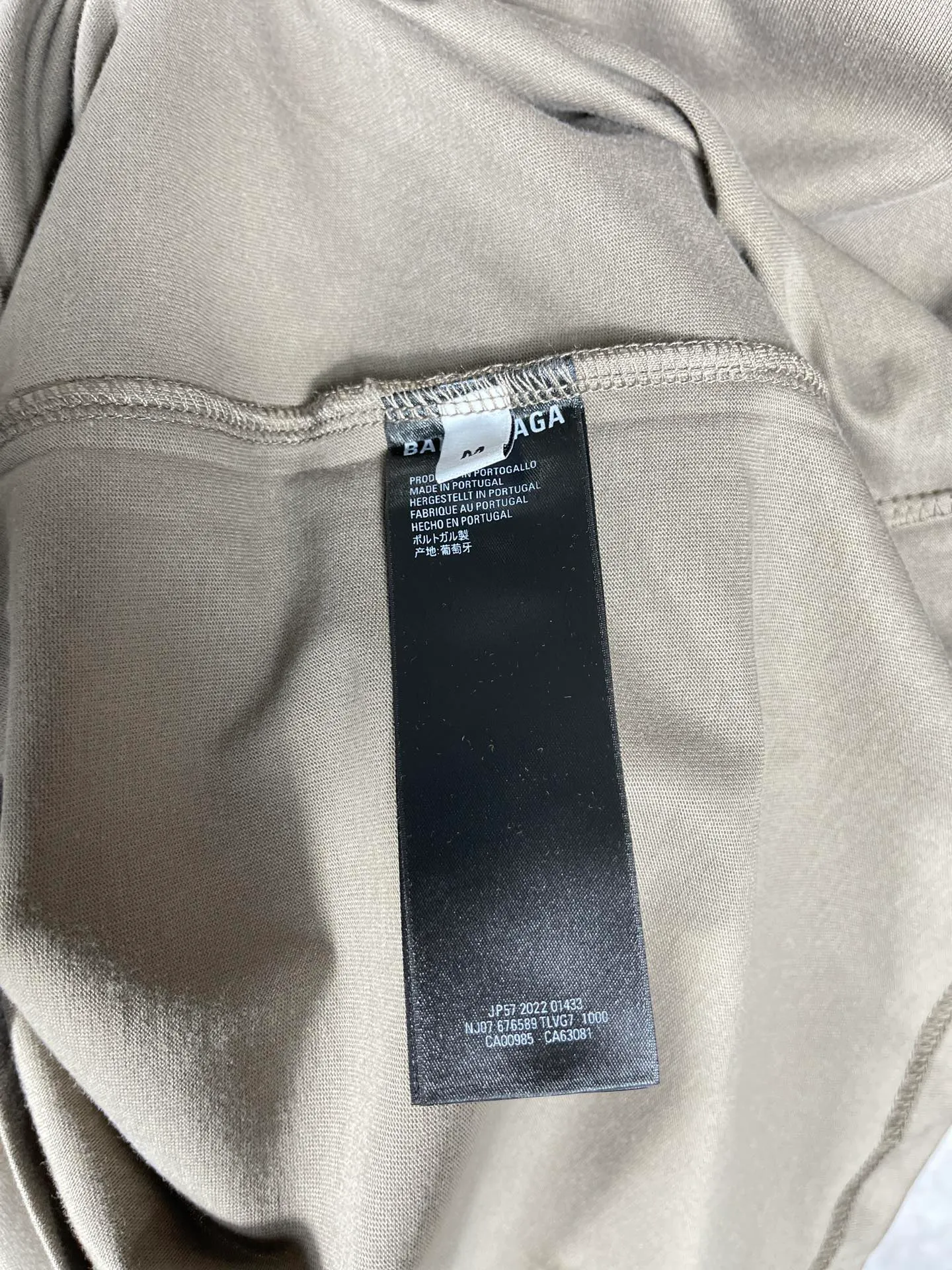 🅿️170 real photos [Top version. Official website quality] BALENCIAGA/Balenciaga WFP4044 World Food Agency charity limited edition #short-sleeved T-shirt. The fabric is made of Paris ZP custom-woven and dyed cotton double yarn. Weighing 260 grams, the cloth surface is clean. The cloth pattern is clear, soft and comfortable. The ribbing is dyed with no color difference. The classic pattern printing uses environmentally friendly imported glue and precision stencils. The letters are clear. No burrs. The three-dimensional effect is strong. The version adopts the OS loose shoulder version. The same style for men and women. Coding: BL223030 Color: white, black, coffee Size: XS S M L