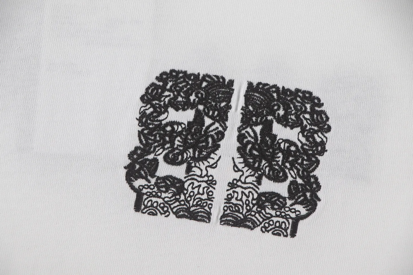 🅿️170 Balenciaga2026 embroidery🪡New T-shirt Material: Made of high version 300g double yarn combed cotton Size: S M L XL Color: black and white Style number: W2808